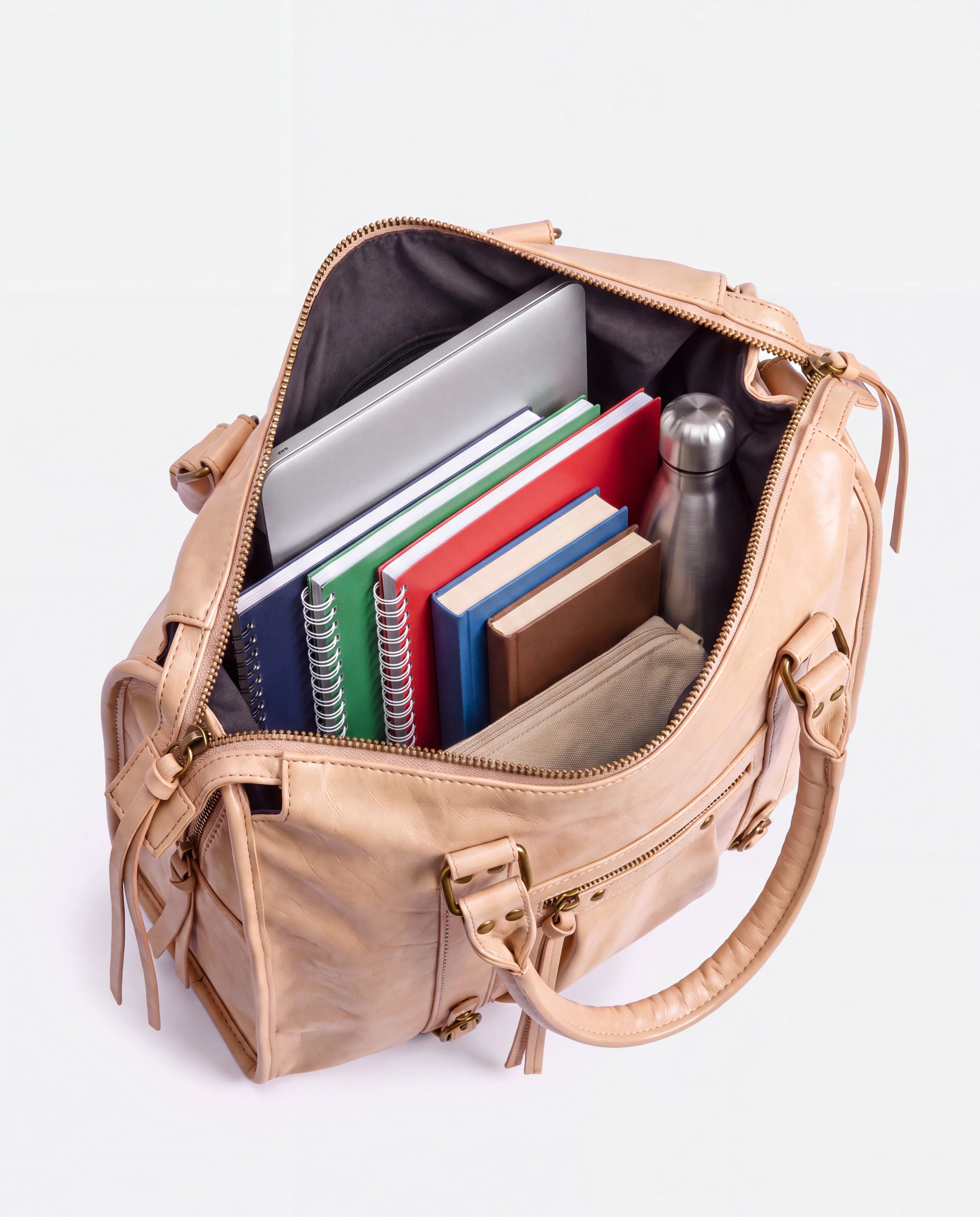 Grand sac à main de cours vintage à franges et bandoulière Laurine coloris Beige — intérieur avec ordinateur portable, cahiers A4 et livres