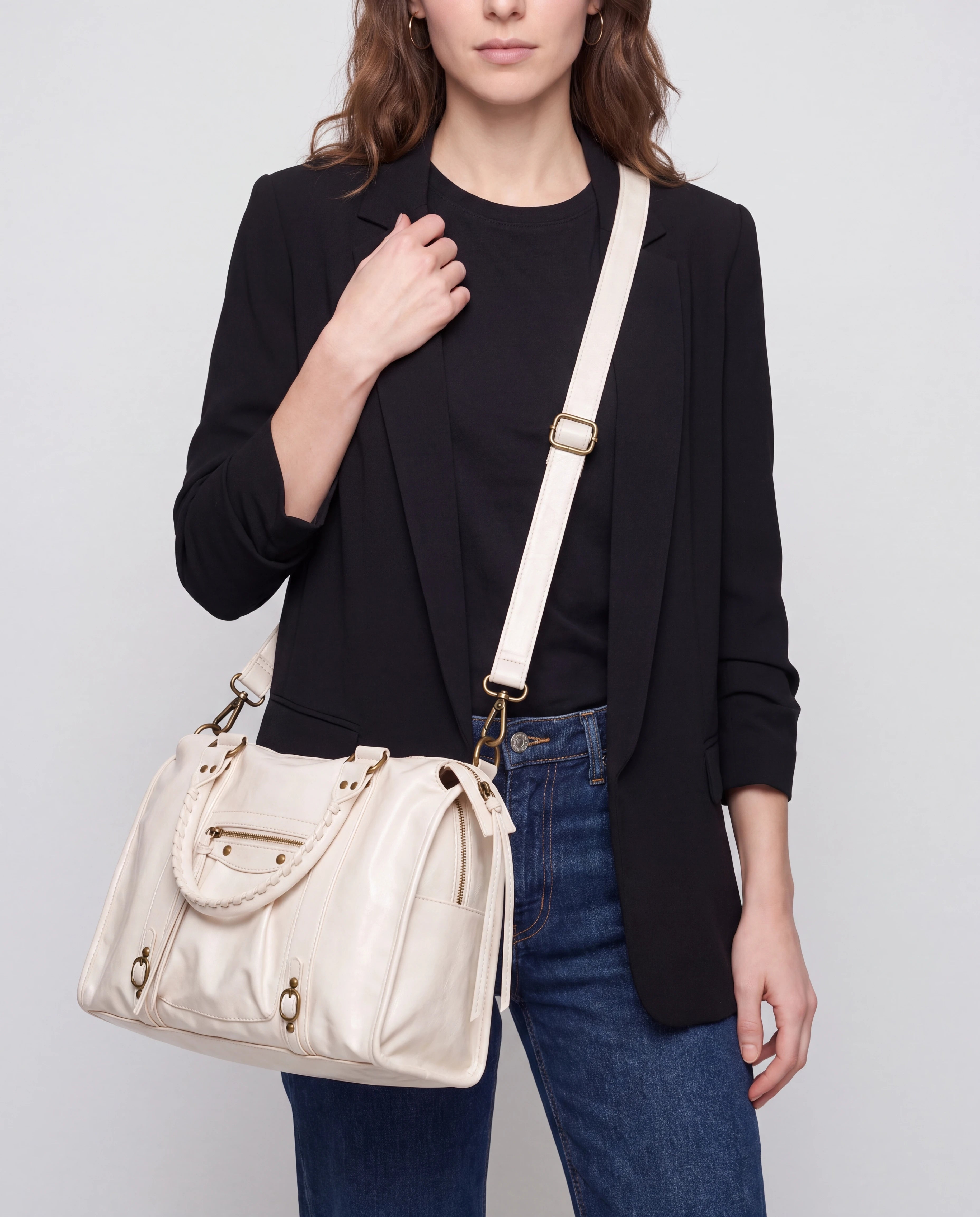 Grand sac à main de cours vintage à franges et bandoulière Laurine coloris Blanc — porté en bandoulière, main qui ajuste la sangle