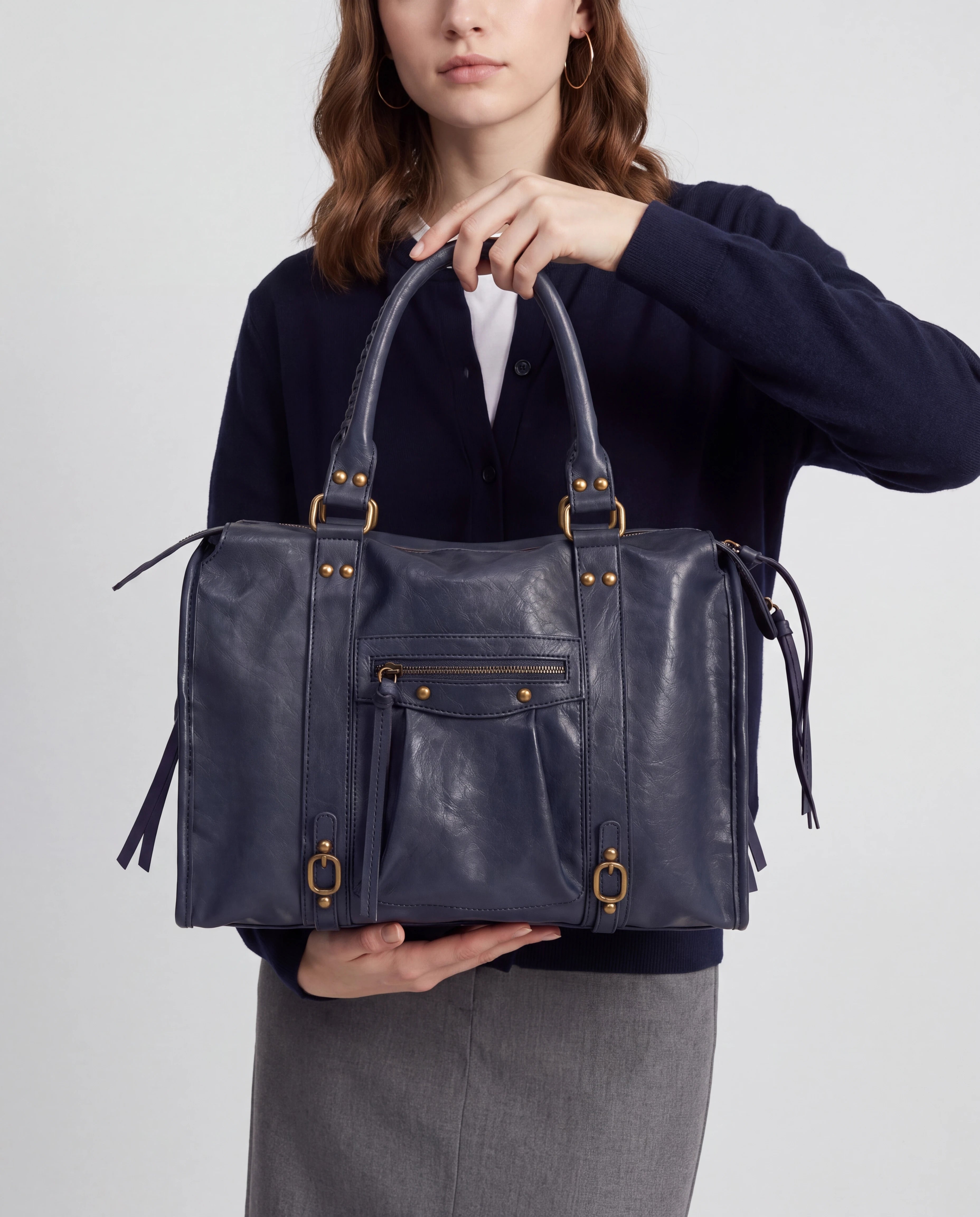 Grand sac à main de cours vintage à franges et bandoulière Laurine coloris Bleu Marine — porté à deux mains à hauteur de buste