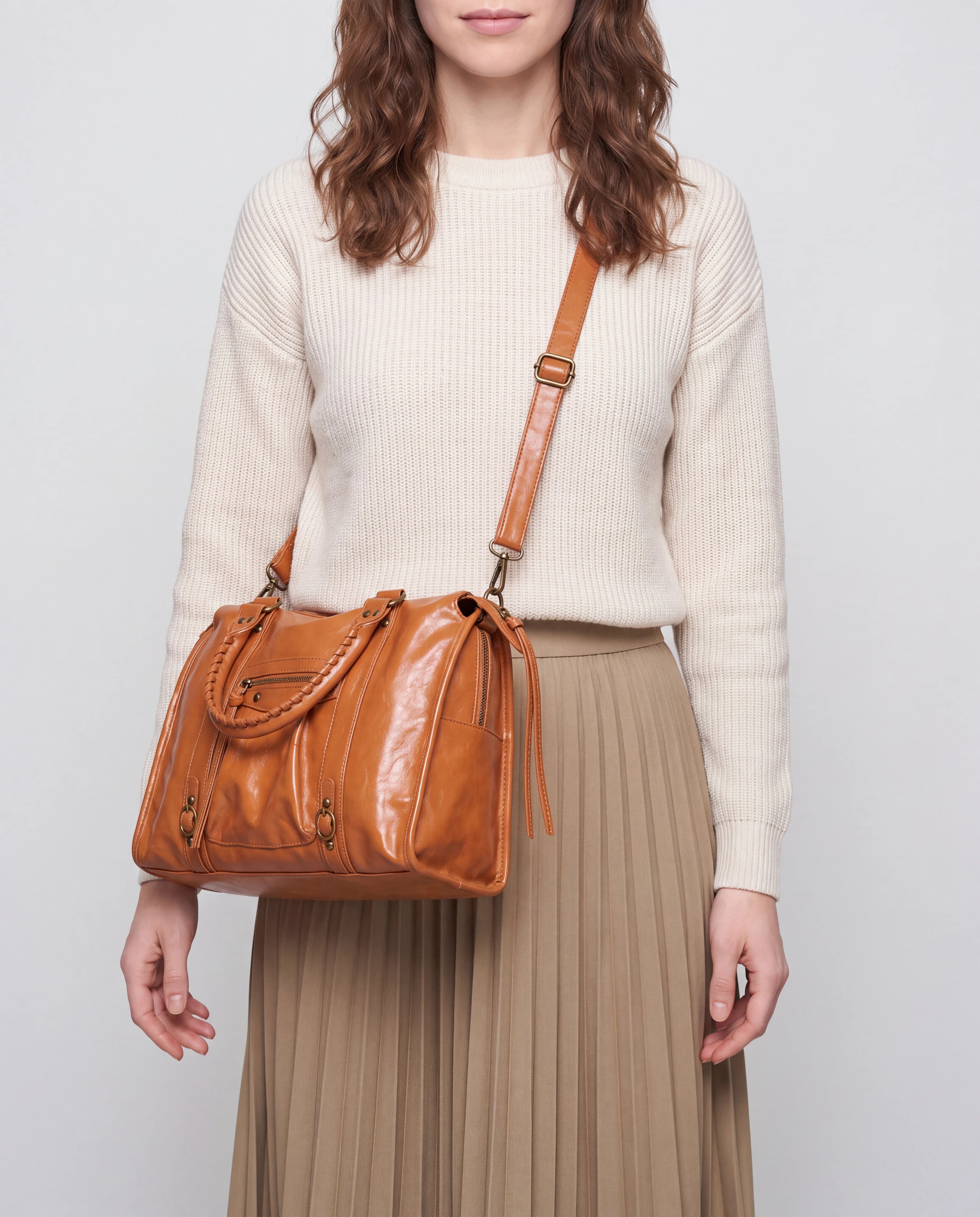 Grand sac à main de cours vintage à franges et bandoulière Laurine coloris Marron — porté en bandoulière, vue de trois quarts