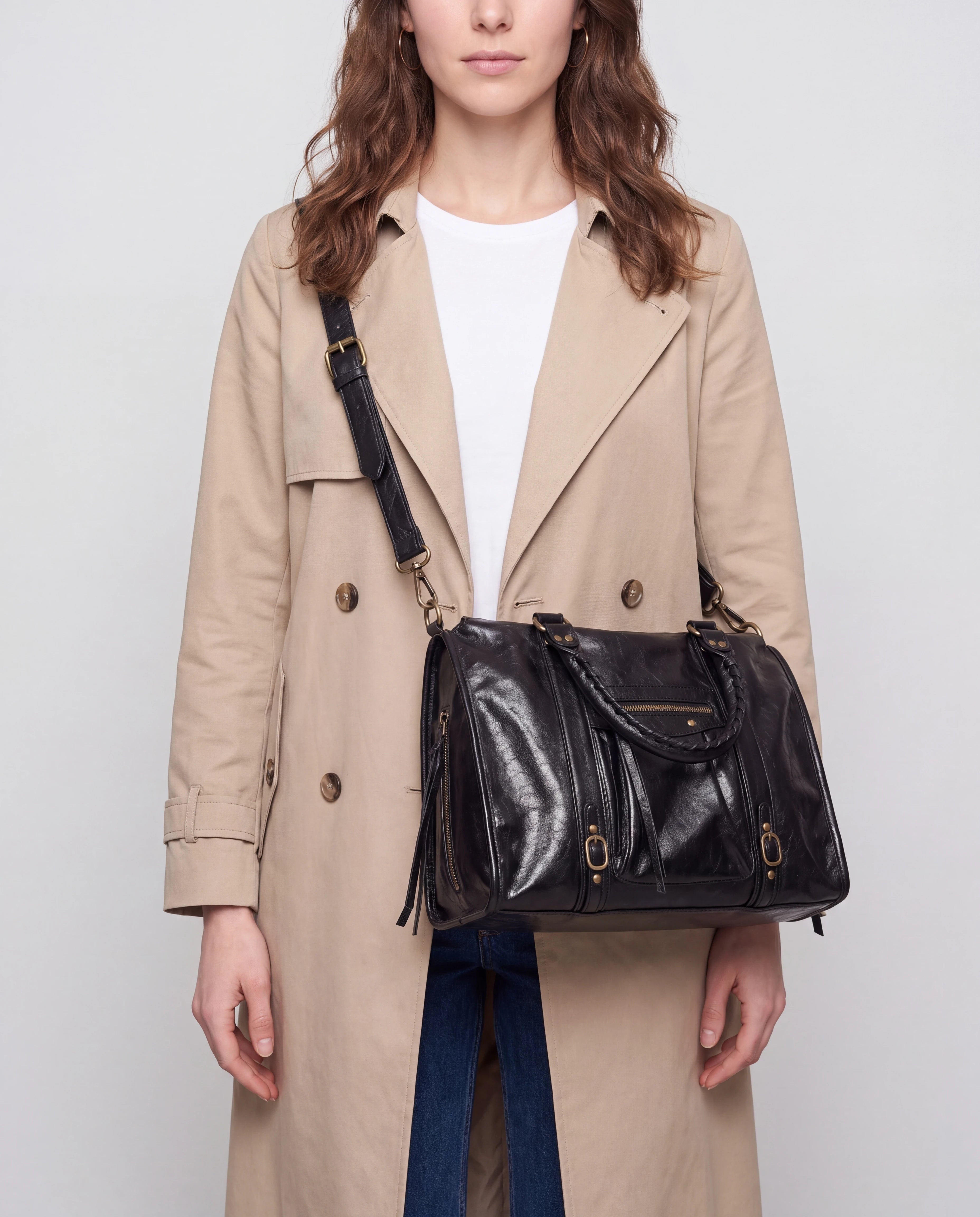 Grand sac à main de cours vintage à franges et bandoulière Laurine coloris Noir — porté en bandoulière