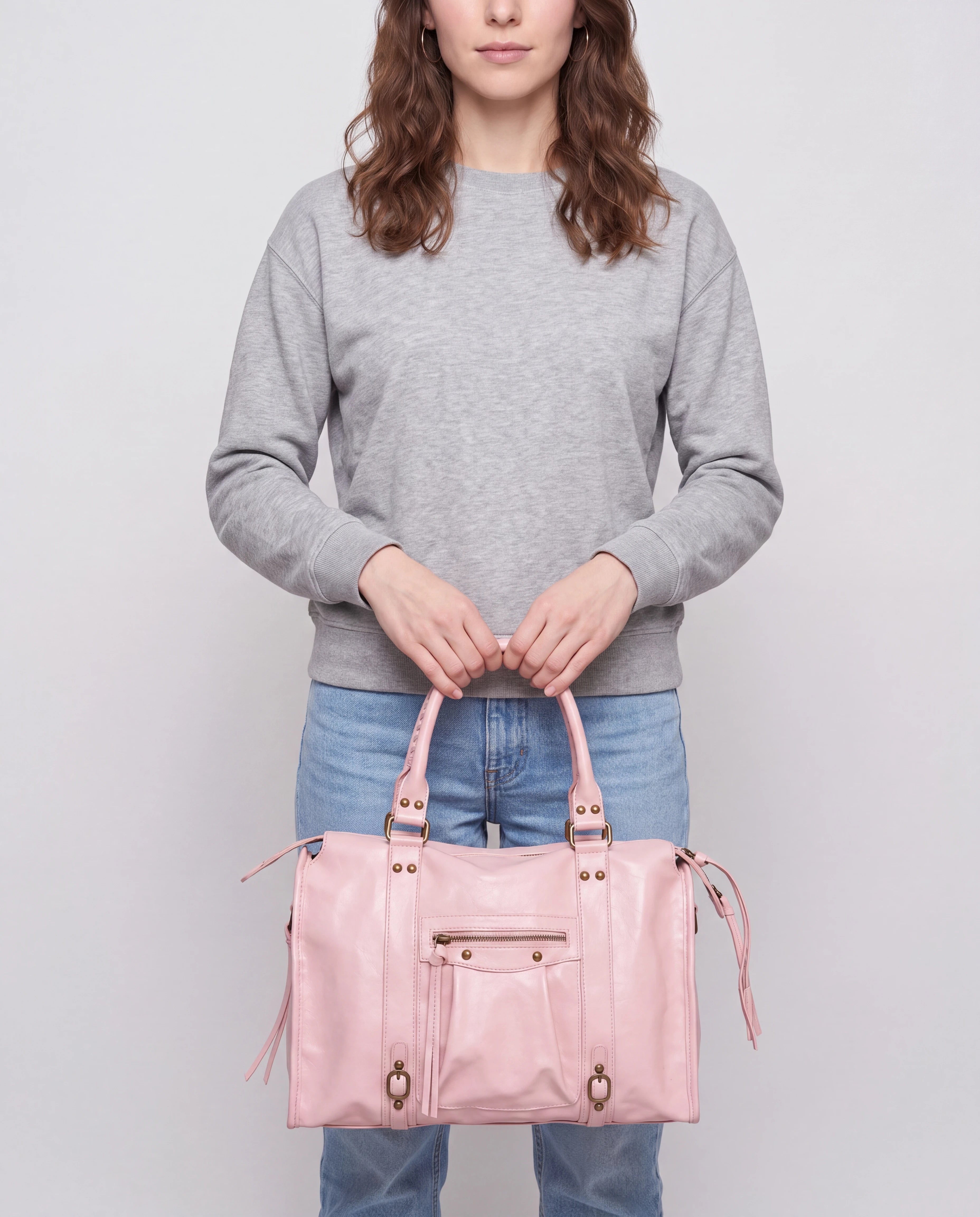 Grand sac à main de cours vintage à franges et bandoulière Laurine coloris Rose — porté à deux mains devant soi