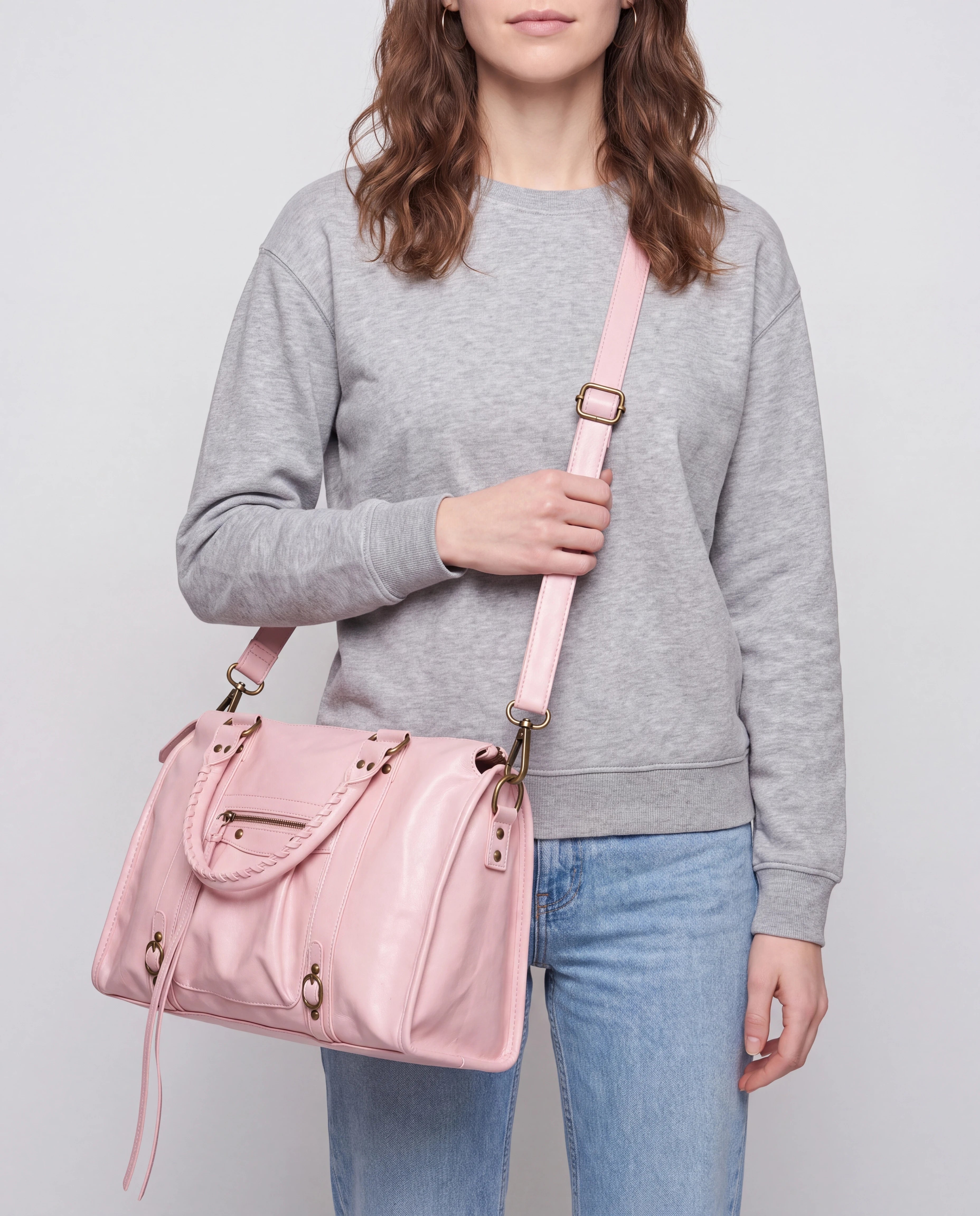 Grand sac à main de cours vintage à franges et bandoulière Laurine coloris Rose — porté en bandoulière, main sur la sangle