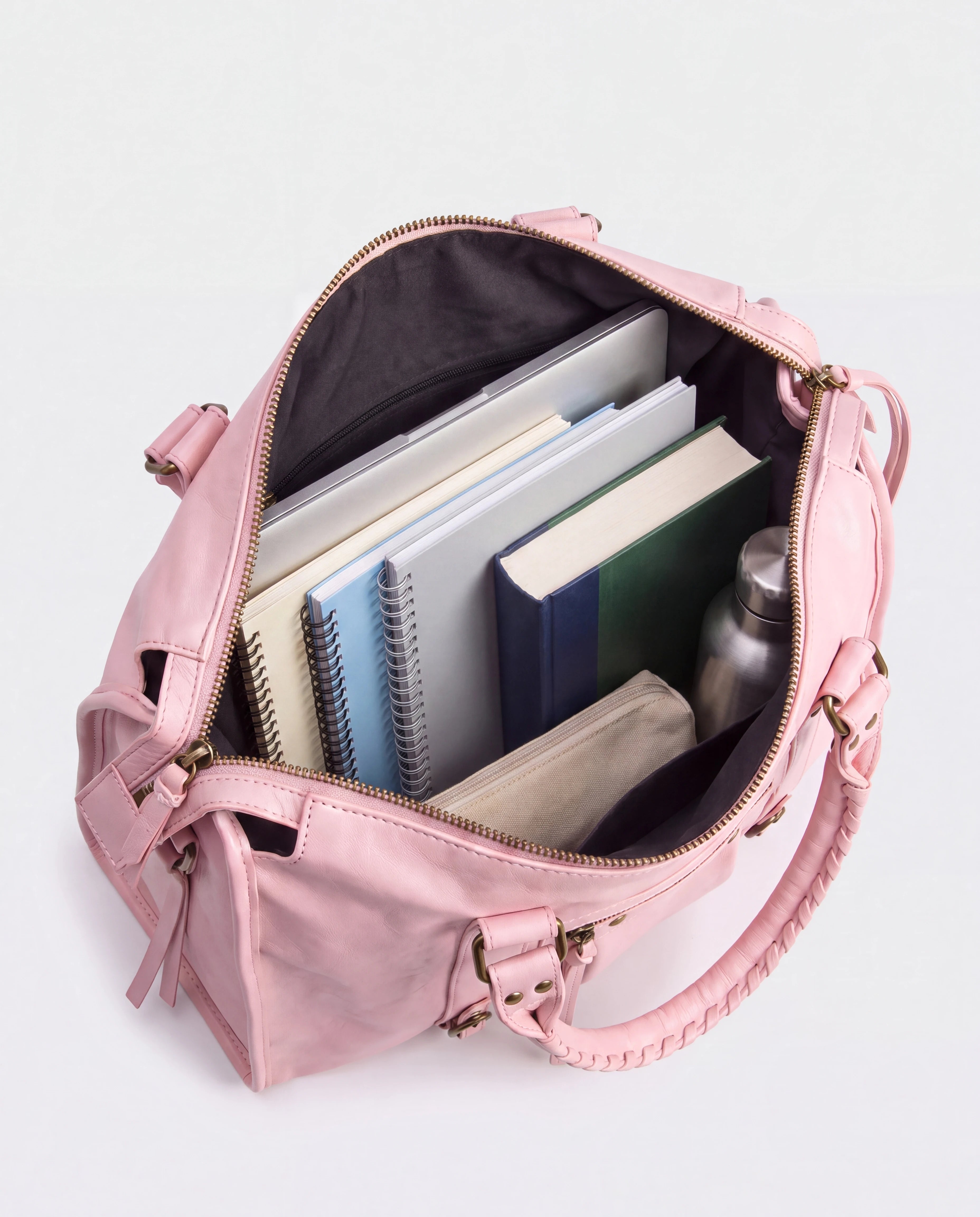 Grand sac à main de cours vintage à franges et bandoulière Laurine coloris Rose — intérieur avec ordinateur portable, cahiers A4 et livres