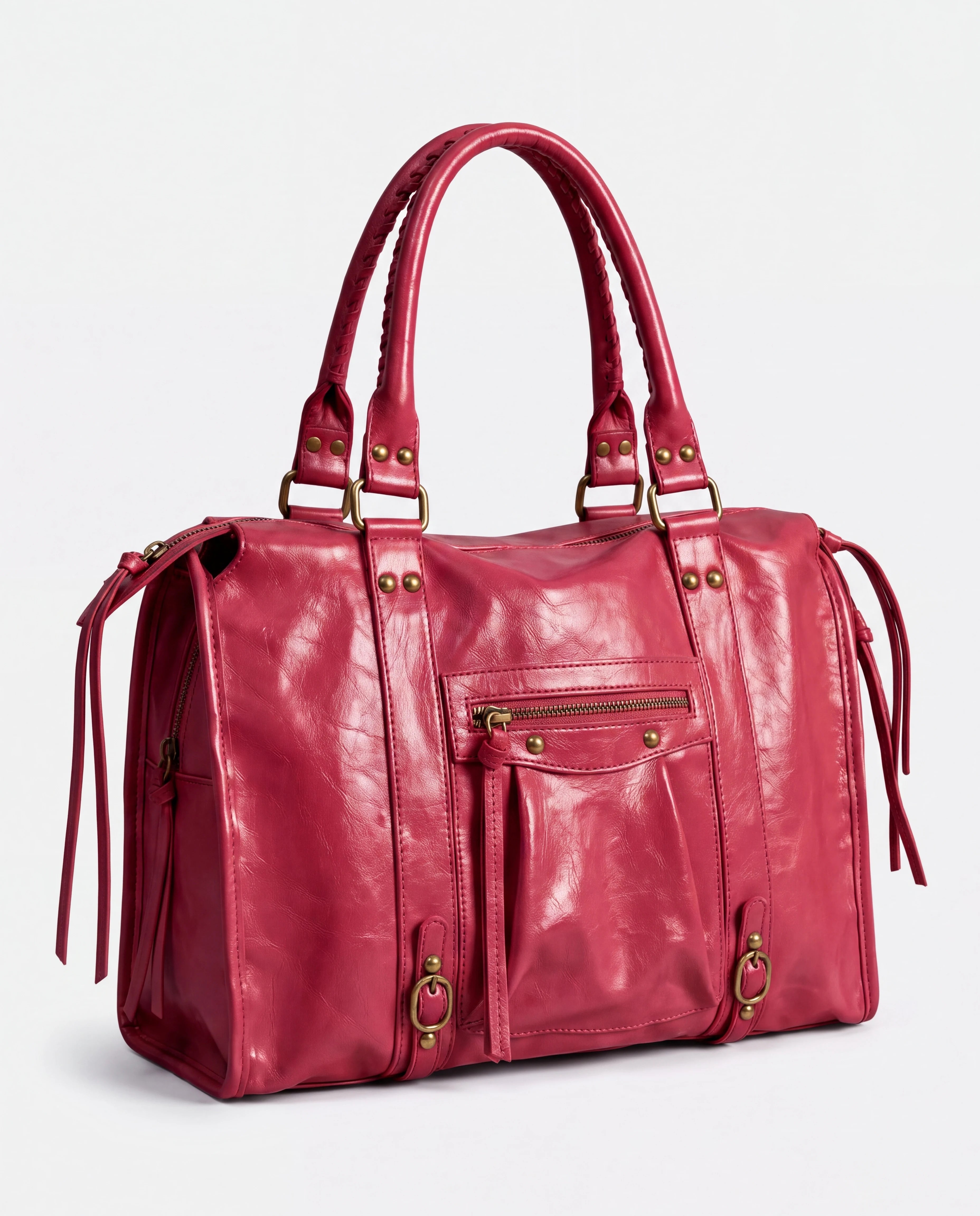 Grand sac à main de cours vintage à franges et bandoulière Laurine coloris Rouge Framboise — vue de trois quarts sur fond studio