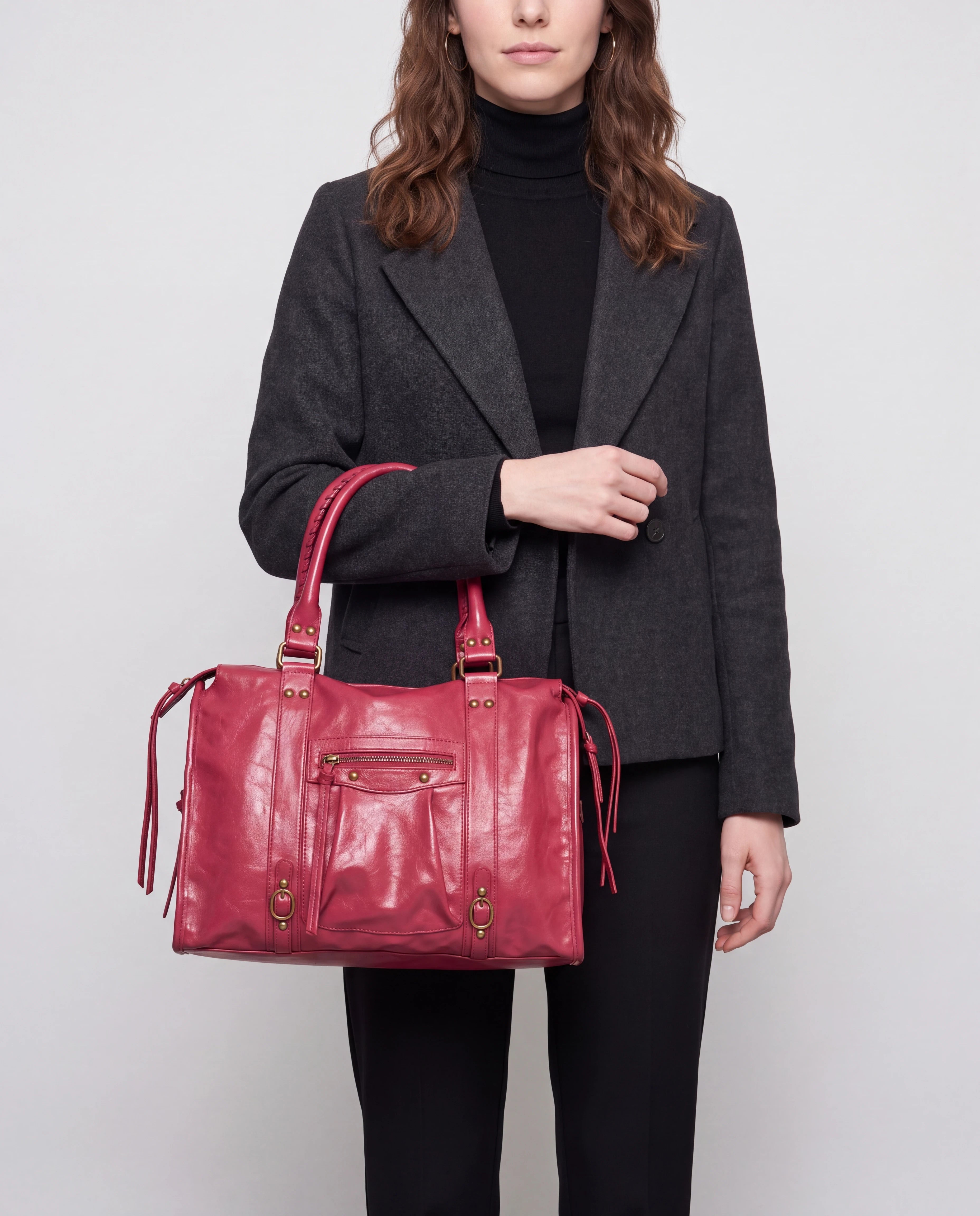 Grand sac à main de cours vintage à franges et bandoulière Laurine coloris Rouge Framboise — porté à l’épaule par ses deux anses