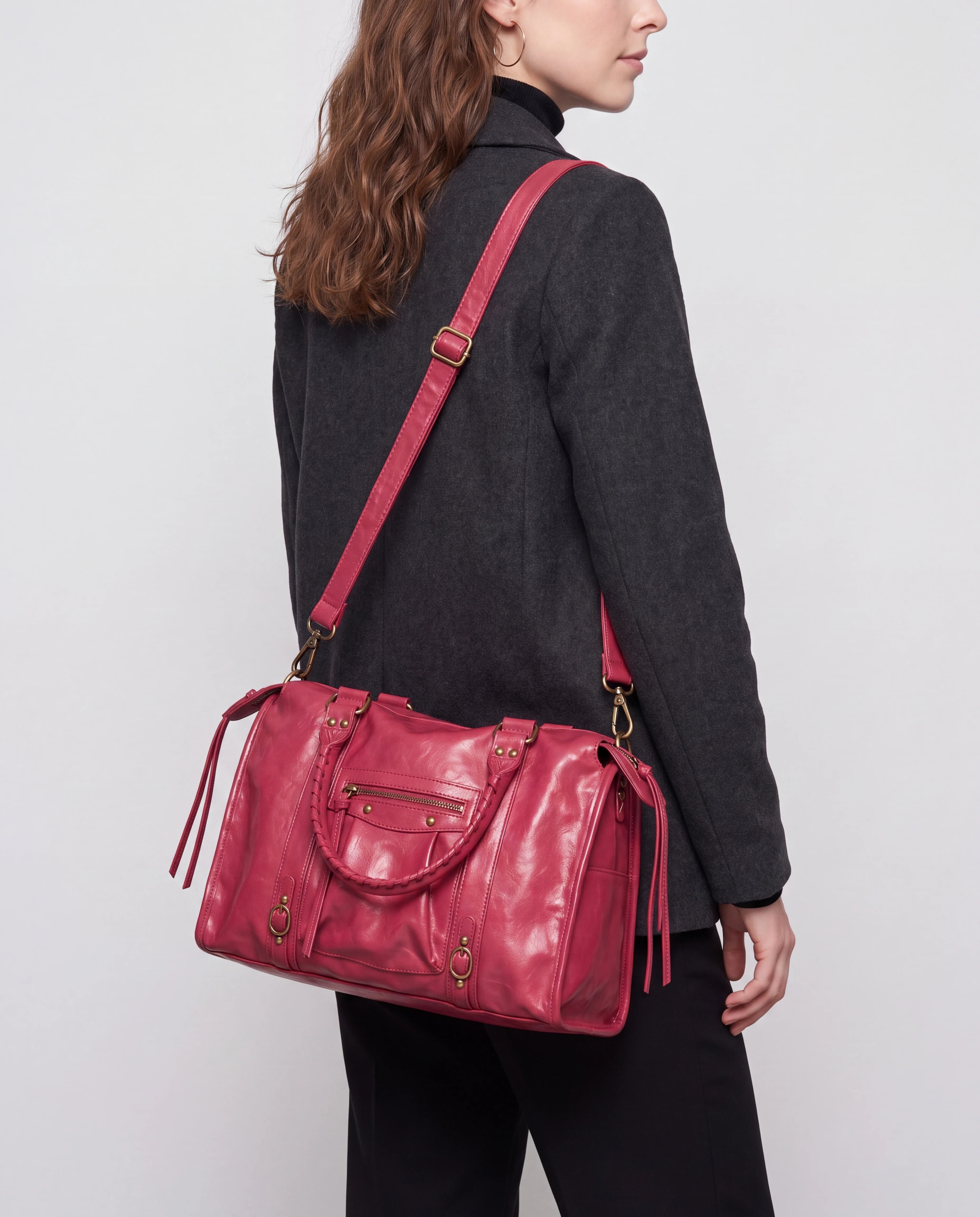 Grand sac à main de cours vintage à franges et bandoulière Laurine coloris Rouge Framboise — porté en bandoulière, vue de dos