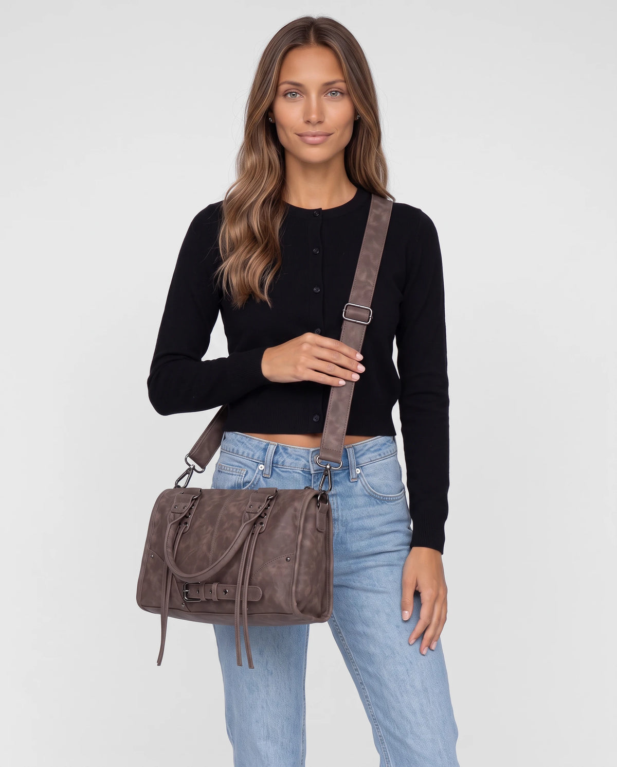 Grand sac à main bowling bandoulière style motard à lacets Avril coloris Brun Cacao, porté en bandoulière croisée avec sa bandoulière amovible