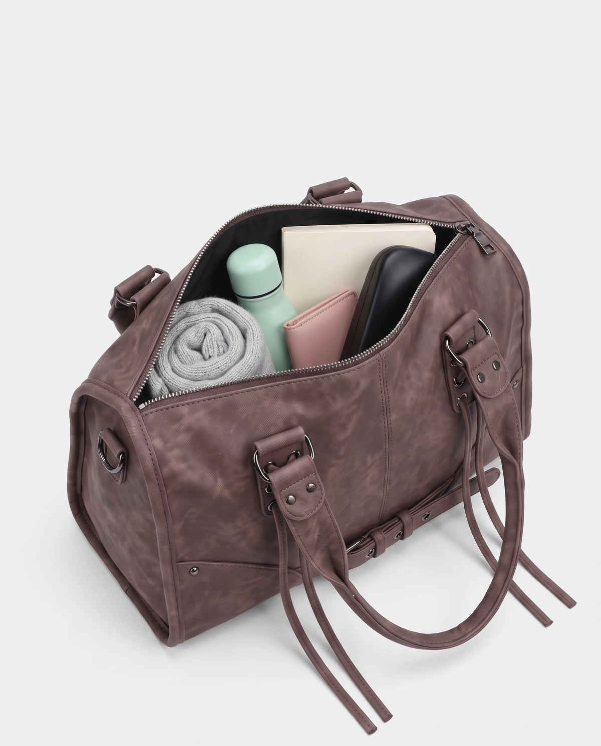 Grand sac à main bowling bandoulière style motard à lacets Avril coloris Brun Cacao, intérieur rempli d'une écharpe, d'une gourde, d'un portefeuille, d'un carnet et d'un étui à lunettes