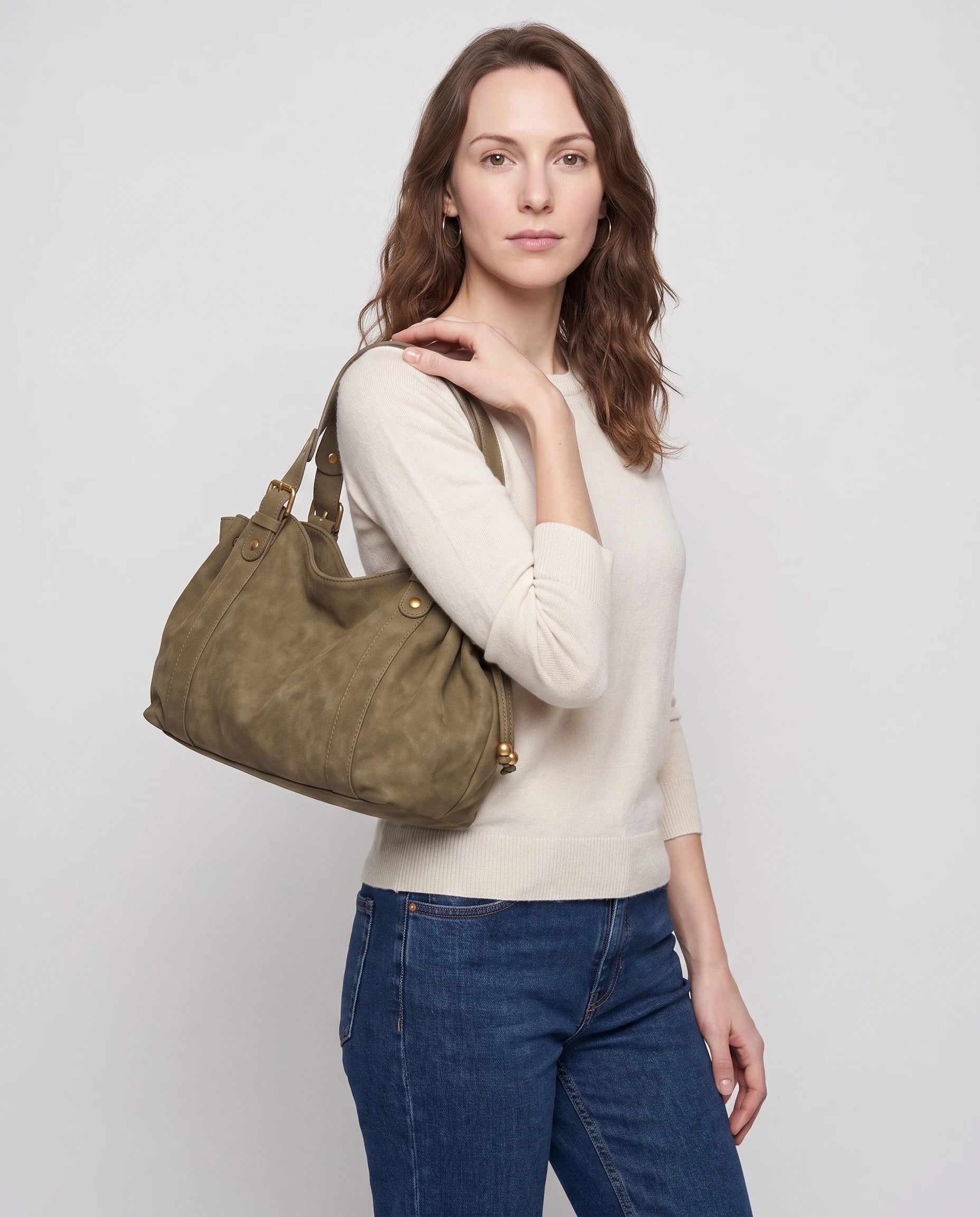 Grand sac à main de cours bowling en suédine Océane coloris Kaki, porté à l'épaule, calé haut sous le bras