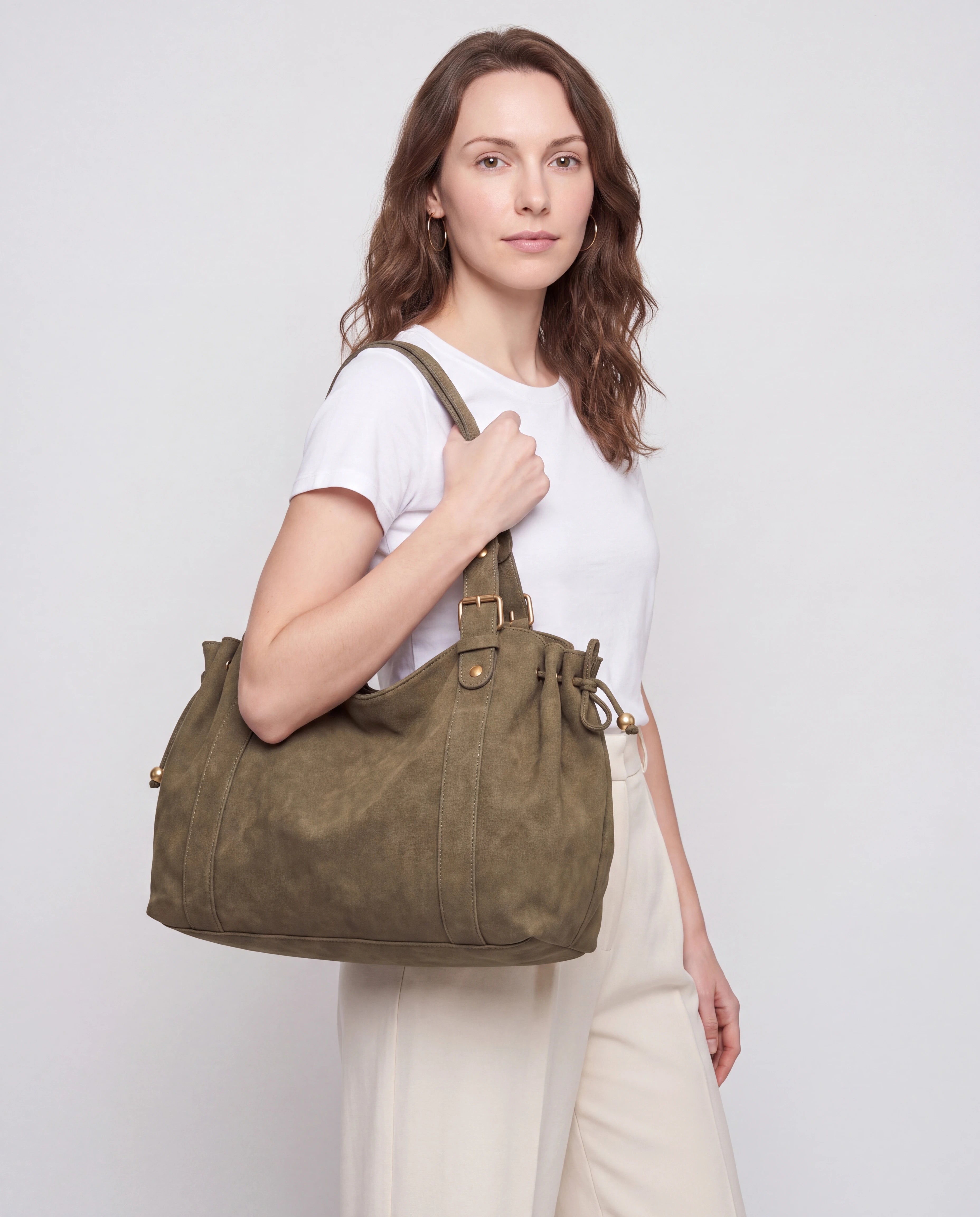 Grand sac à main de cours bowling en suédine Océane coloris Kaki, porté à l'épaule