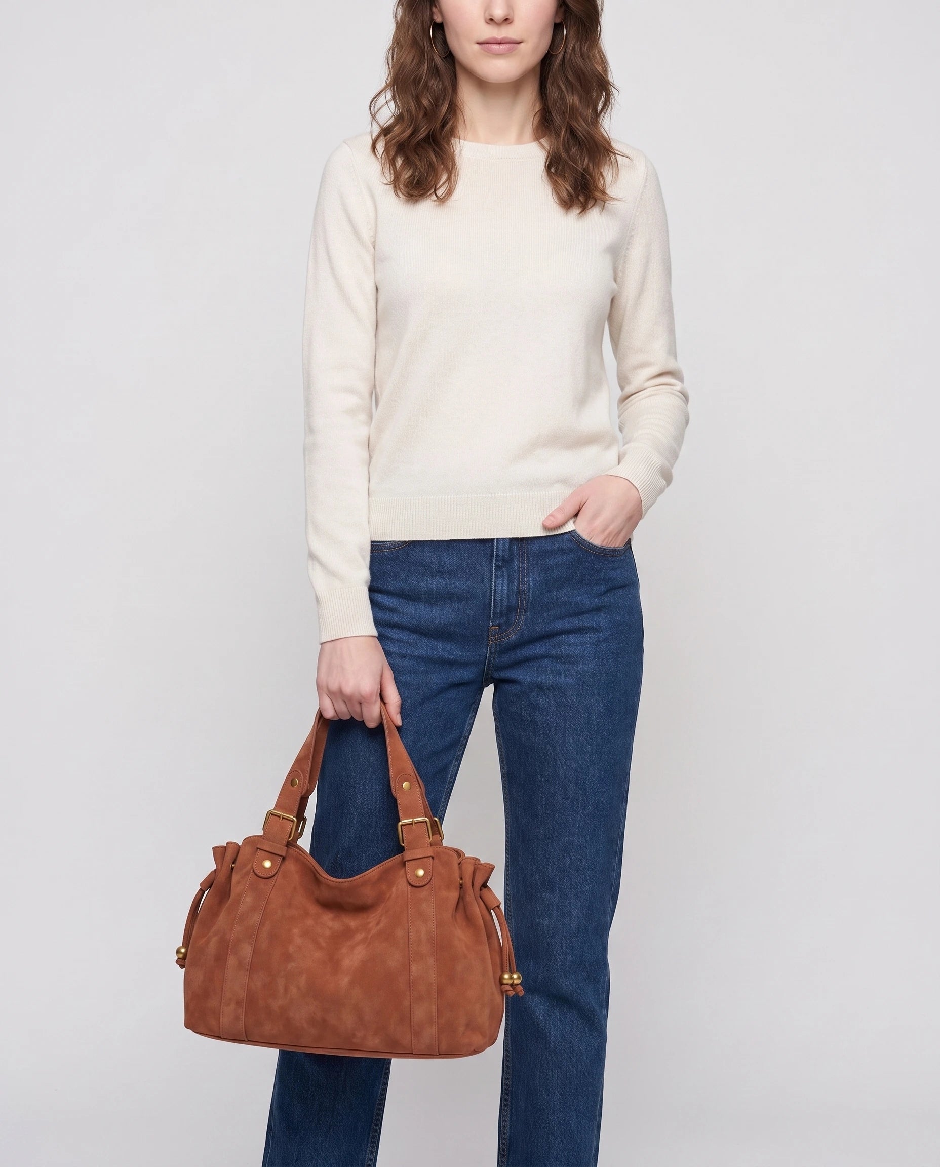 Grand sac à main de cours bowling en suédine Océane coloris Marron, porté à la main par ses deux anses courtes