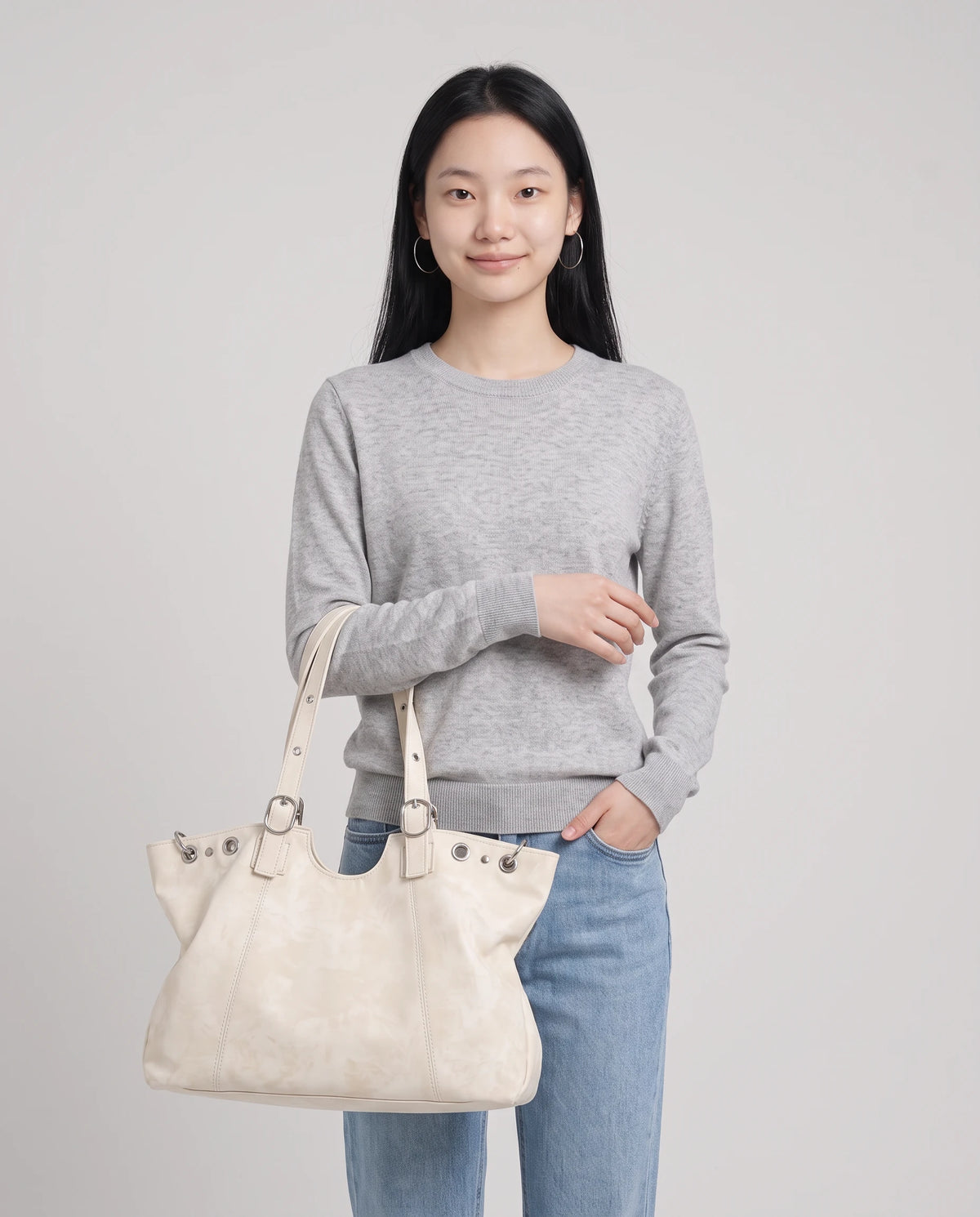 Grand sac à main cabas hobo vintage à œillets Billie coloris Blanc Cassé, porté au creux du bras