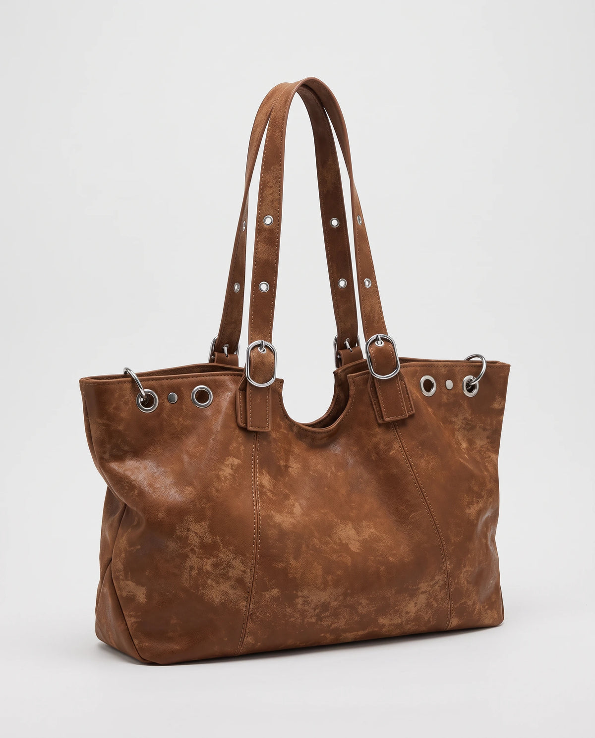 Grand sac à main cabas hobo vintage à œillets Billie coloris Marron Cognac, packshot studio de trois quarts