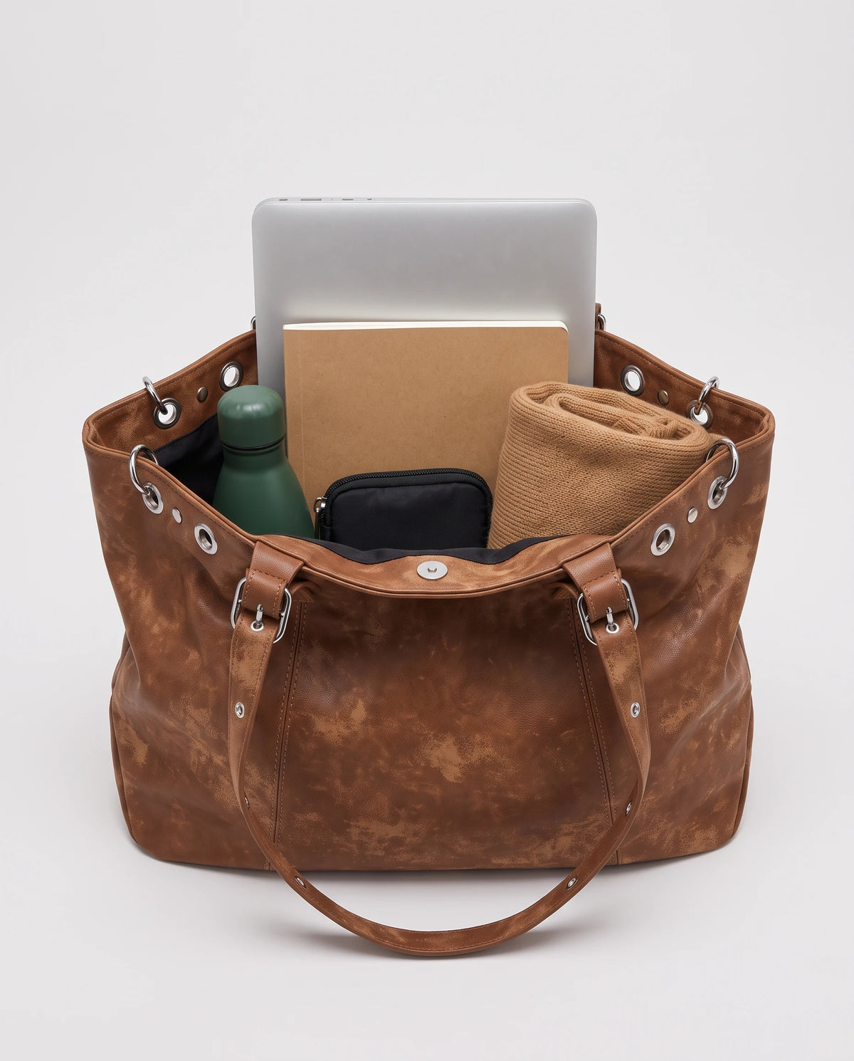 Grand sac à main cabas hobo vintage à œillets Billie coloris Marron Cognac, intérieur avec ordinateur portable et cahier A4