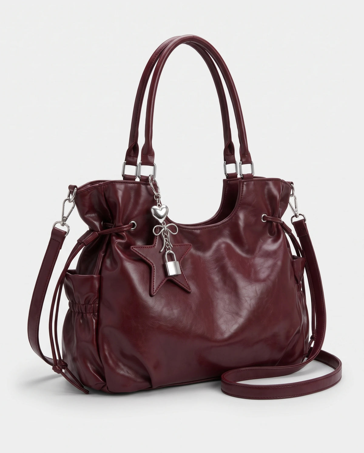 Grand sac à main hobo de cours bandoulière à breloque étoile Lyra coloris Bordeaux, vue de trois quarts sur la poche latérale froncée, le cordon et la bandoulière amovible clipsée