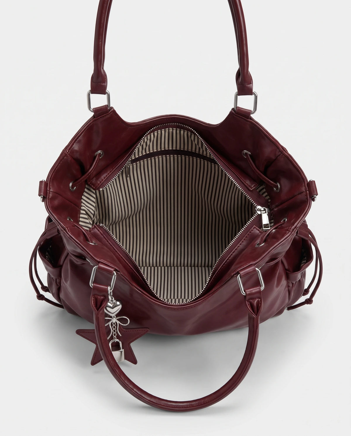 Grand sac à main hobo de cours bandoulière à breloque étoile Lyra coloris Bordeaux, intérieur doublé à fines rayures noires et écrues, fermeture éclair ouverte