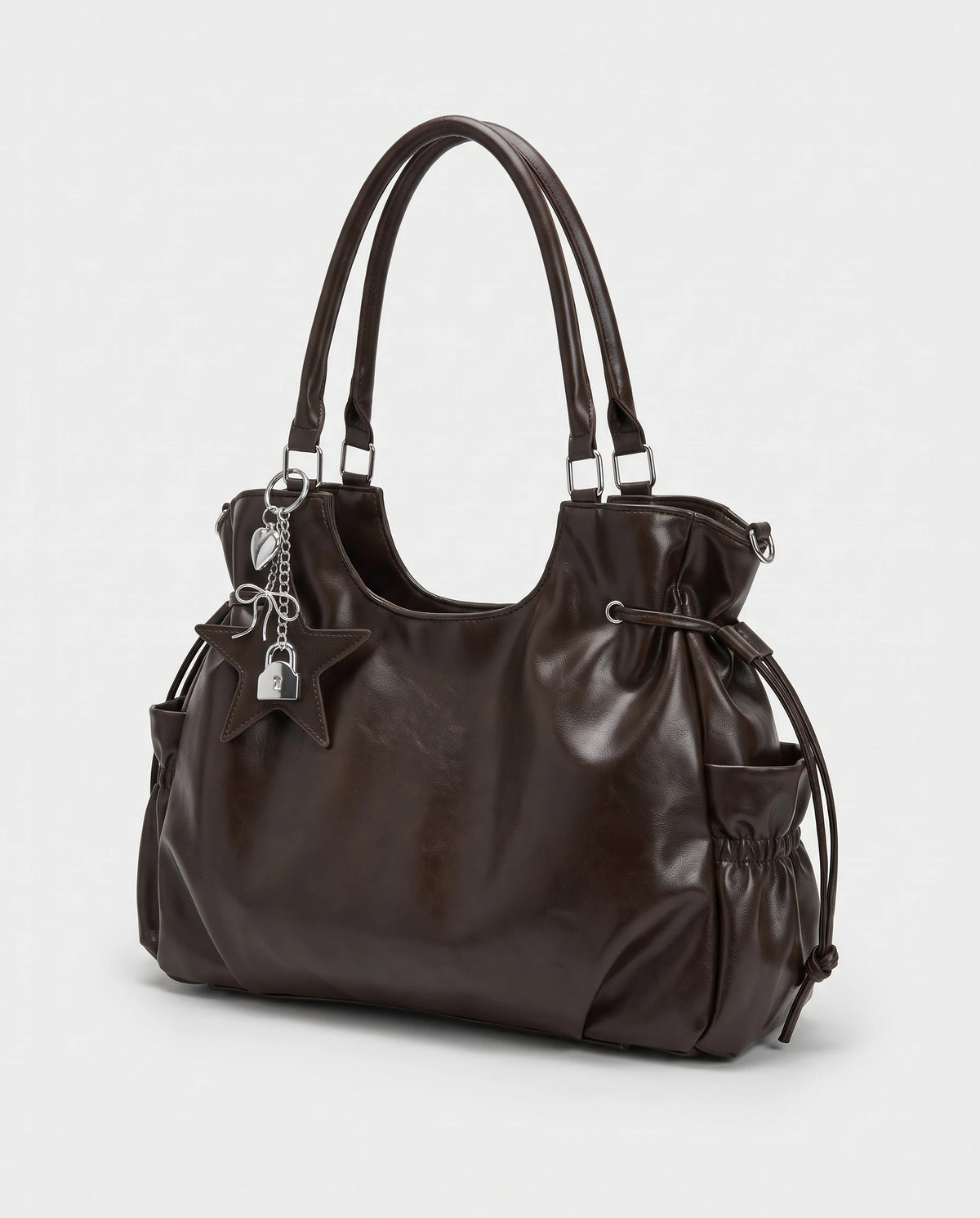 Grand sac à main hobo de cours bandoulière à breloque étoile Lyra coloris Chocolat Foncé, packshot studio de trois quarts