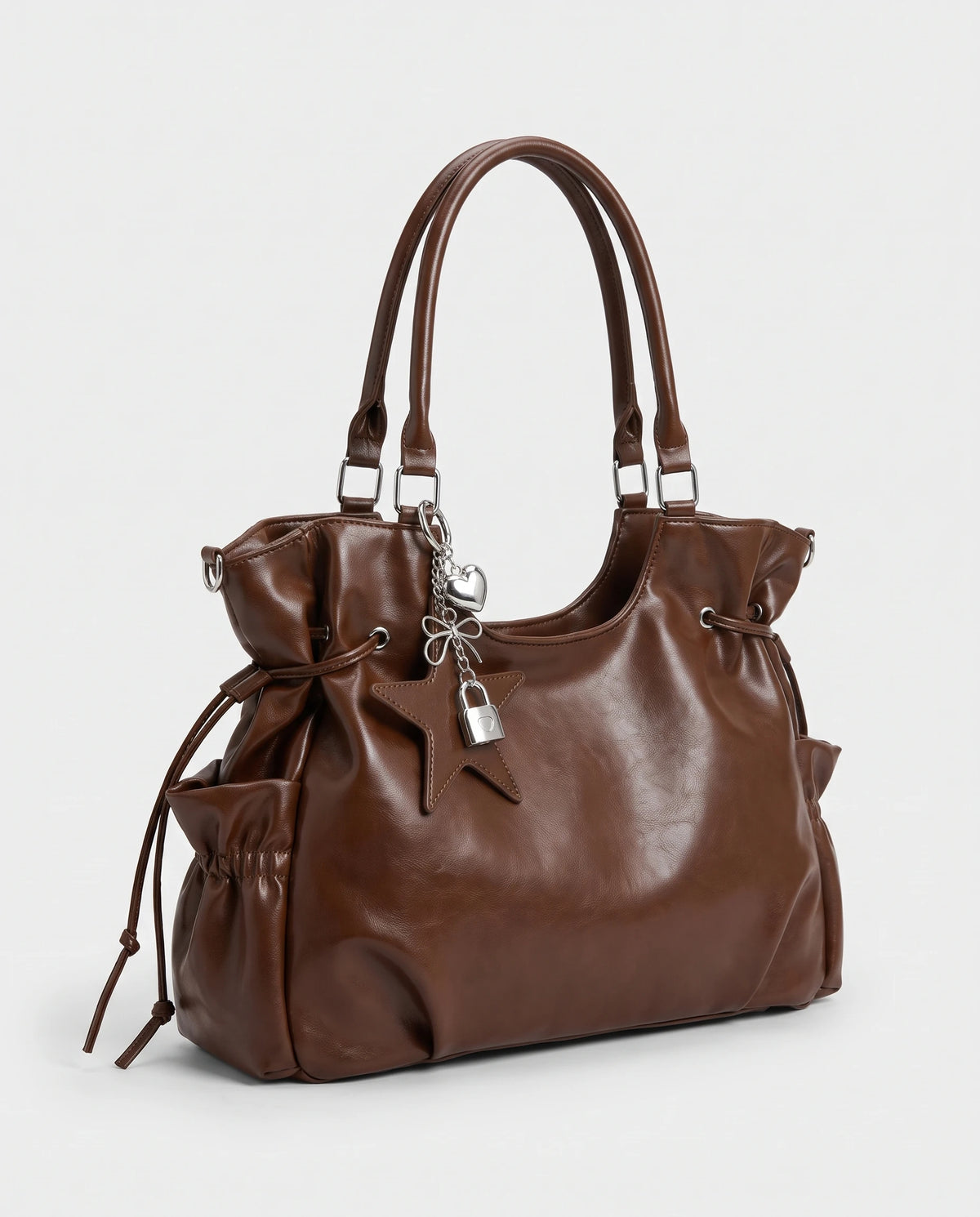 Grand sac à main hobo de cours bandoulière à breloque étoile Lyra coloris Marron Châtaigne, packshot studio de trois quarts