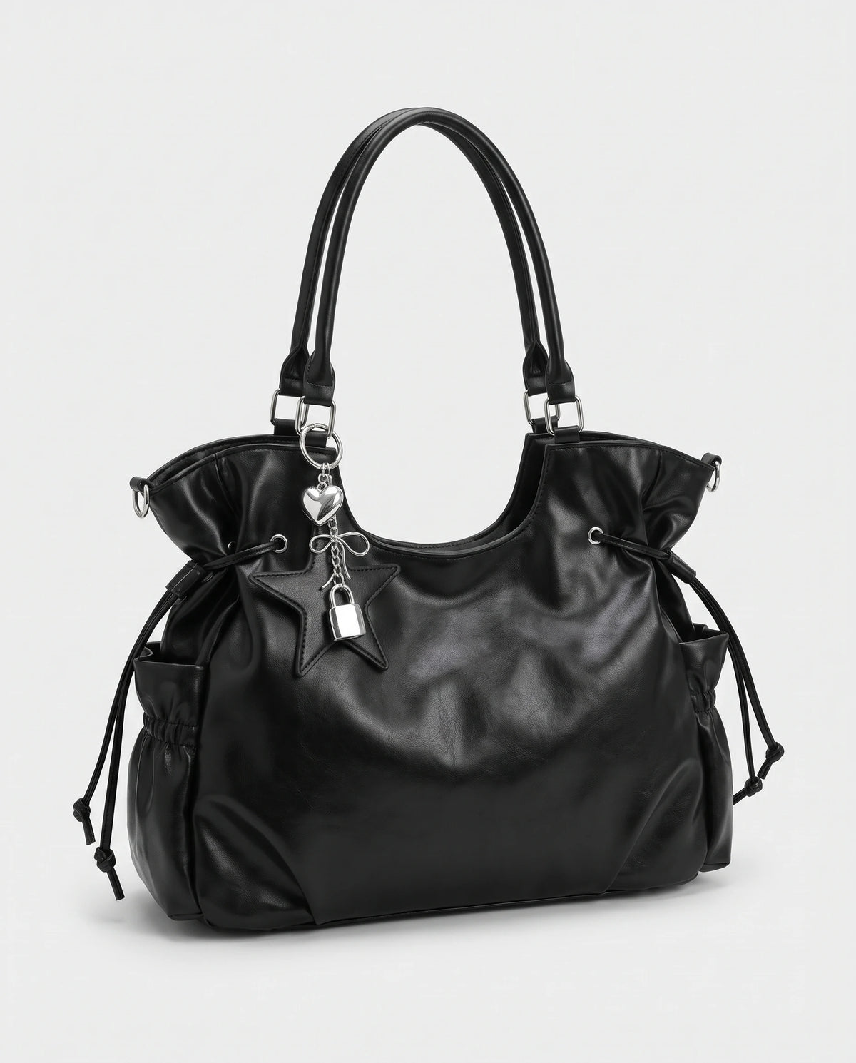 Grand sac à main hobo de cours bandoulière à breloque étoile Lyra coloris Noir, packshot studio de face en légère plongée