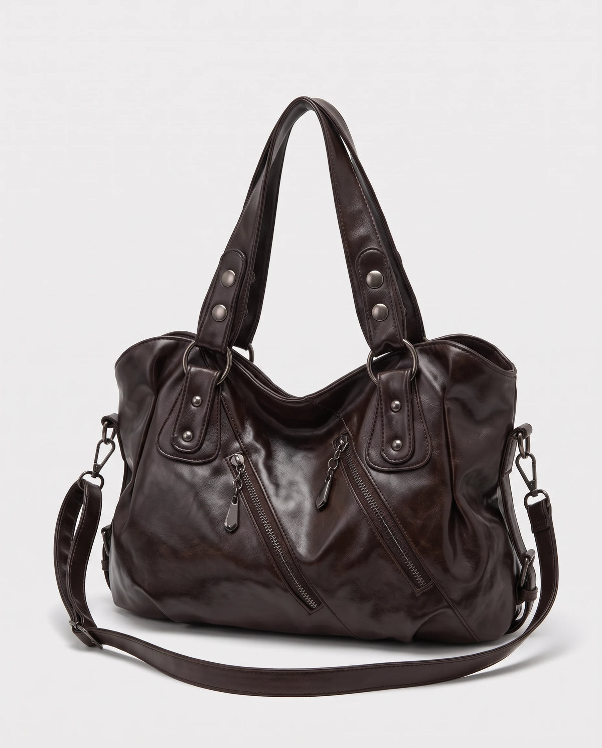 Grand sac à main hobo bandoulière style motard à zips Thelma coloris Chocolat Foncé, packshot studio de trois quarts