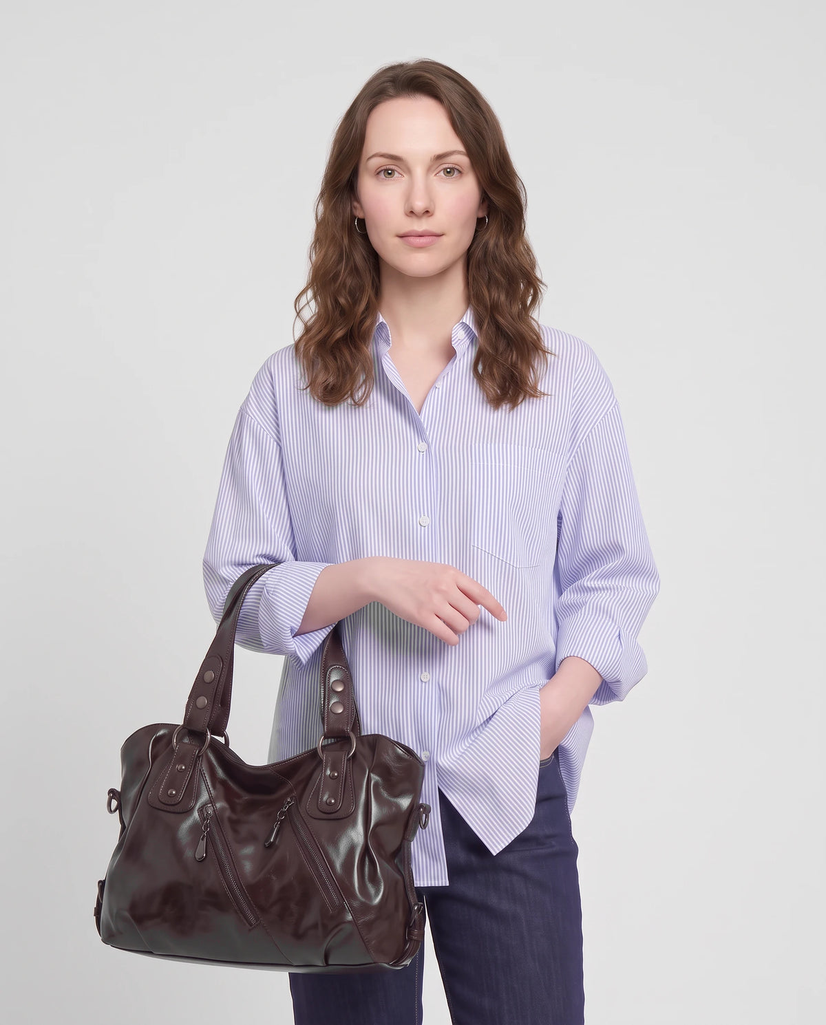 Grand sac à main hobo bandoulière style motard à zips Thelma coloris Chocolat Foncé, porté au creux du bras