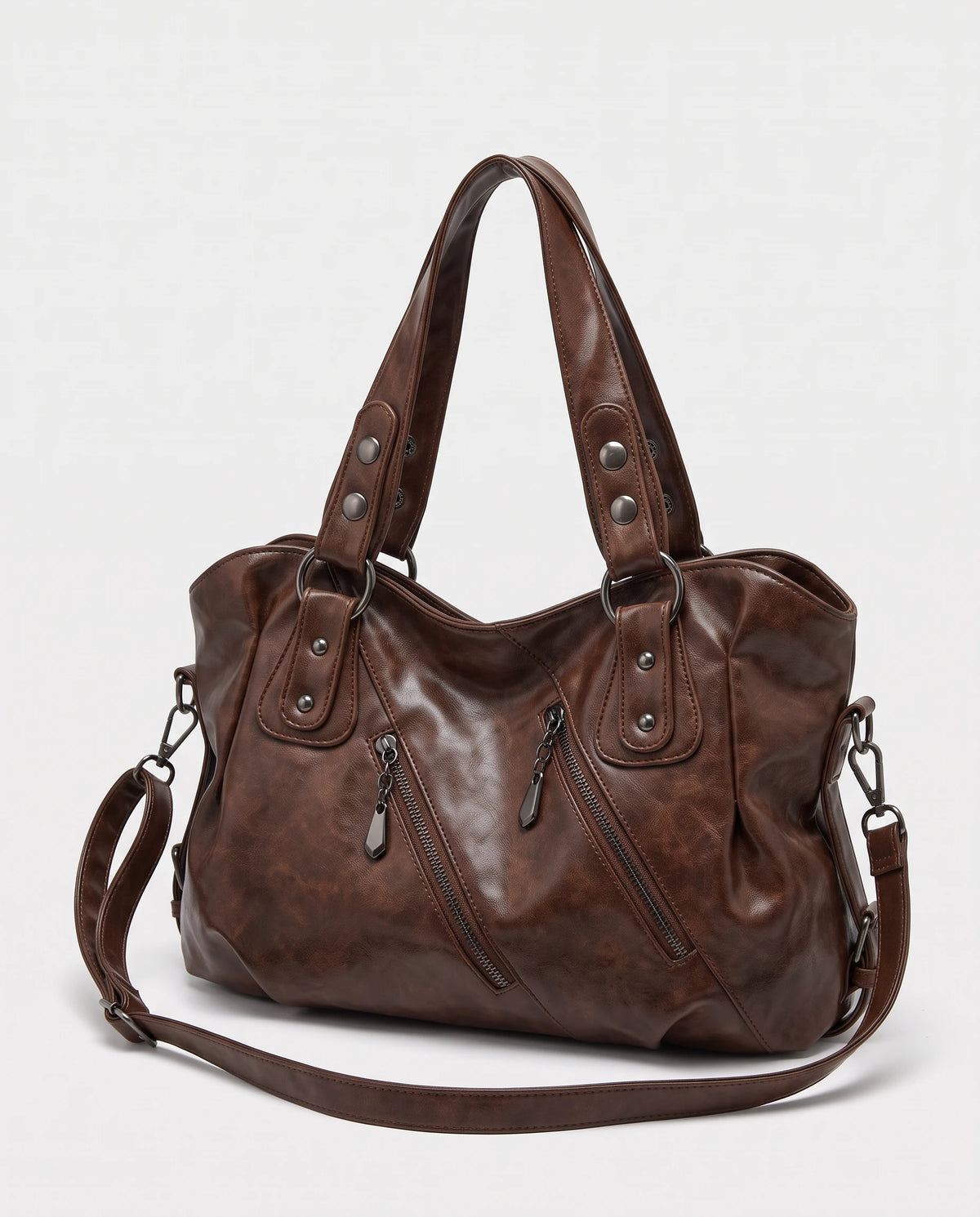Grand sac à main hobo bandoulière style motard à zips Thelma coloris Marron Châtaigne, packshot studio de trois quarts