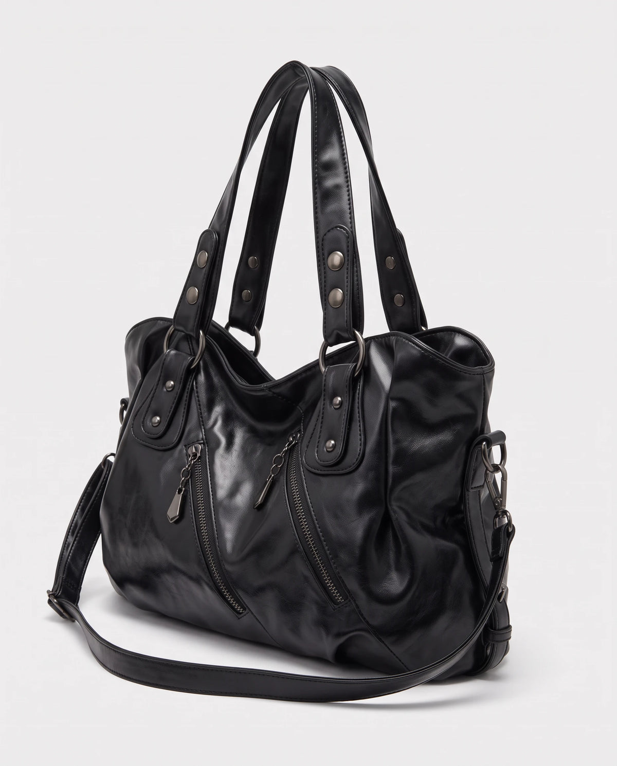 Grand sac à main hobo bandoulière style motard à zips Thelma coloris Noir, vue de trois quarts sur le côté froncé et son mousqueton