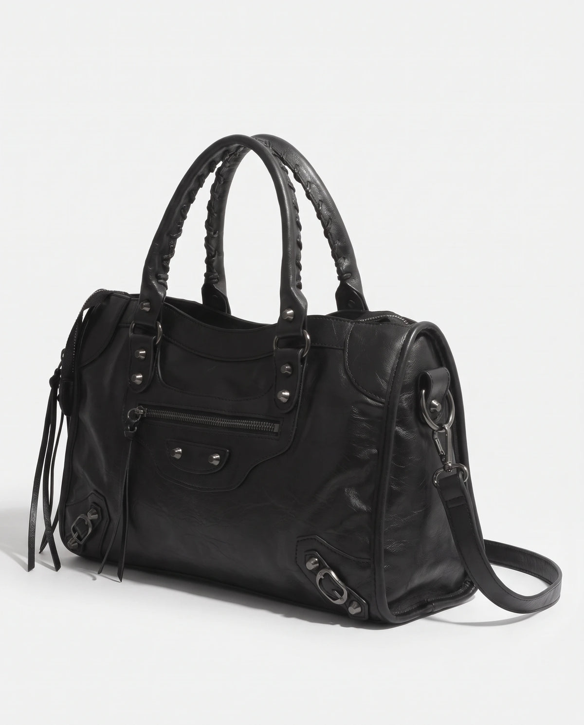 Große Handtasche im Biker-Stil mit Nieten und Fransen Joan in Schwarz, Dreiviertelansicht auf die Seite, den Ring und den Karabiner des Schulterriemens