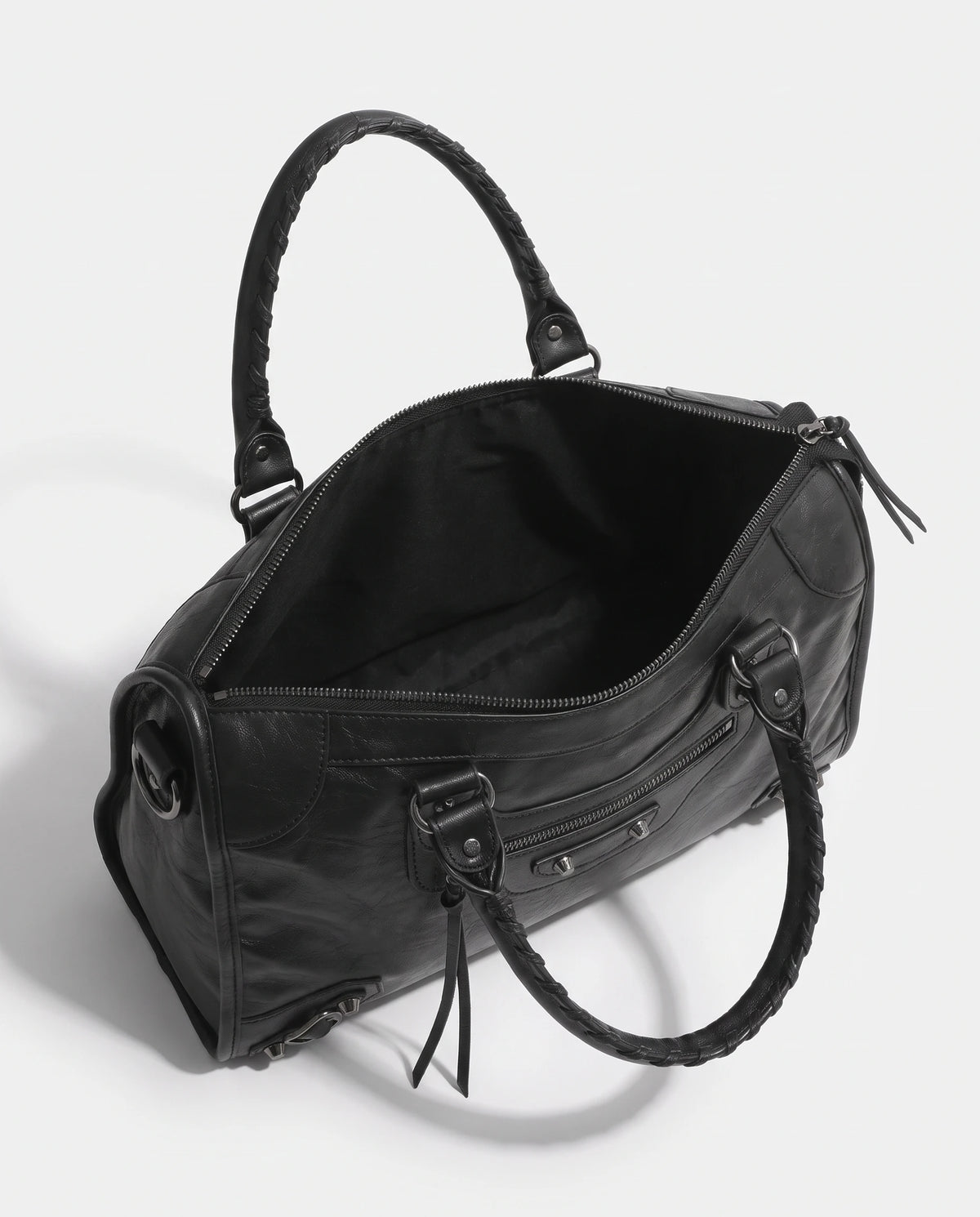 Große Handtasche im Biker-Stil mit Nieten und Fransen Joan in Schwarz, geöffneter Reißverschluss mit Blick auf das schwarze Futter