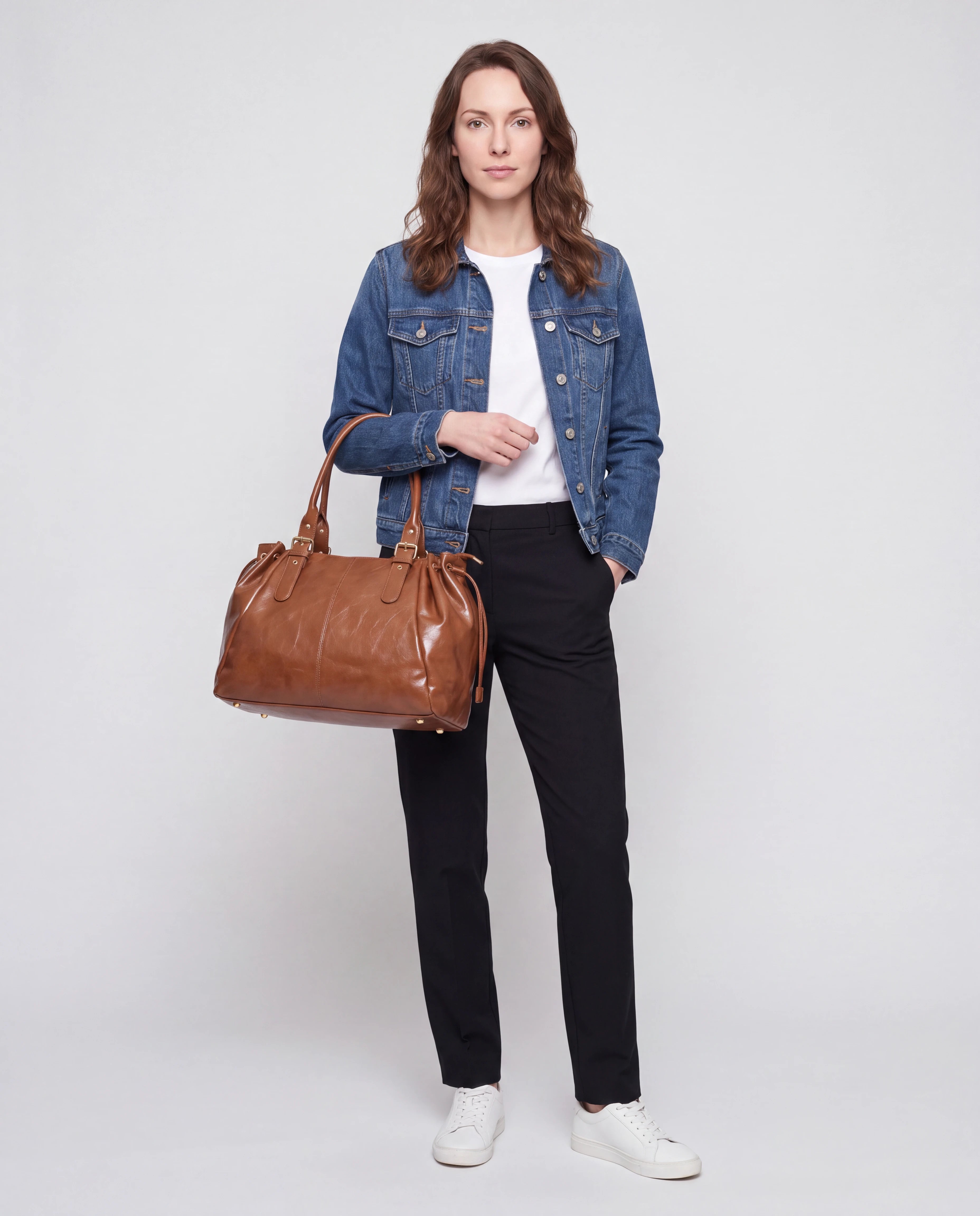 Grand sac à main de cours en simili lisse brillant Vanina coloris Marron — porté au creux du bras