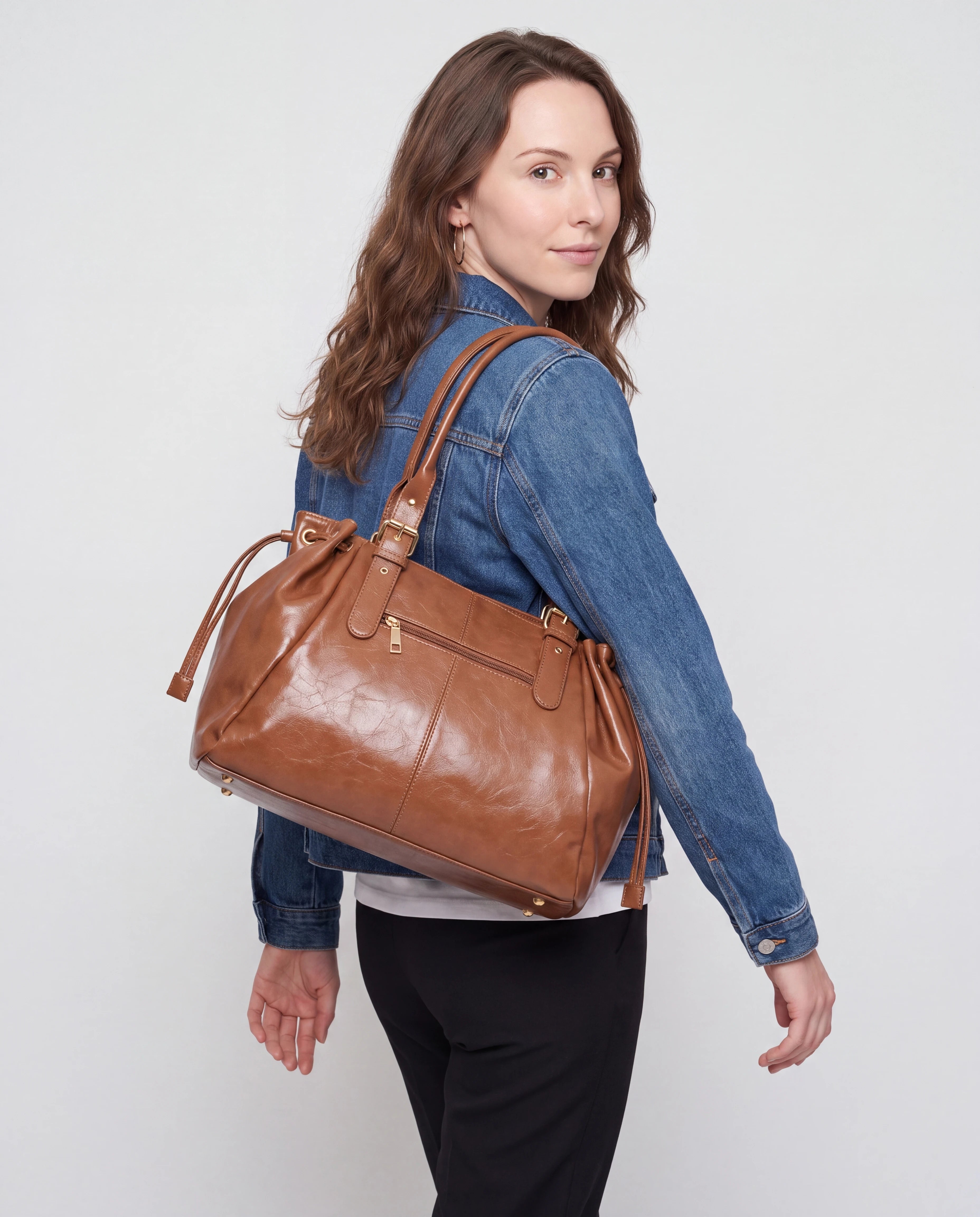 Grand sac à main de cours en simili lisse brillant Vanina coloris Marron — porté à l'épaule, vue de trois quarts arrière