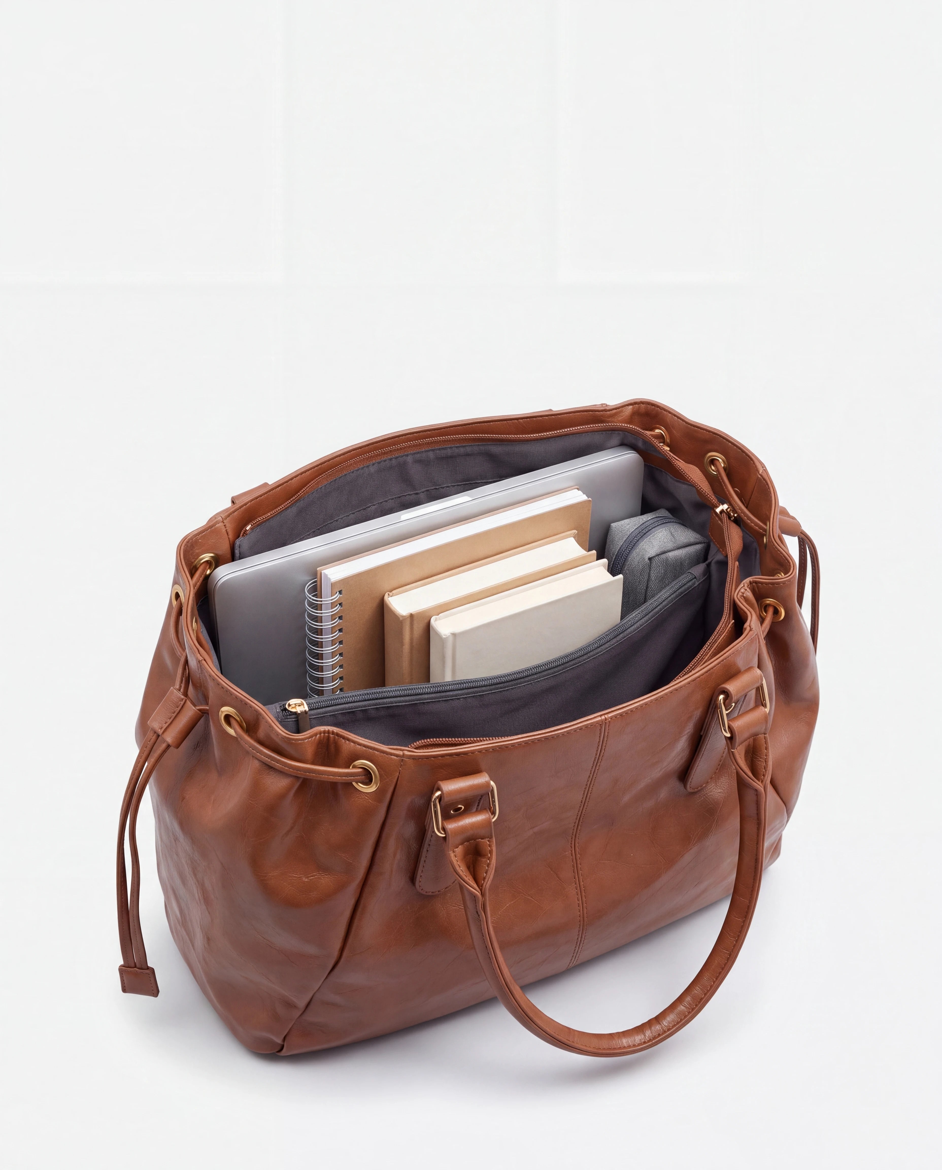 Grand sac à main de cours en simili lisse brillant Vanina coloris Marron — intérieur avec ordinateur portable, cahiers A4 et livres