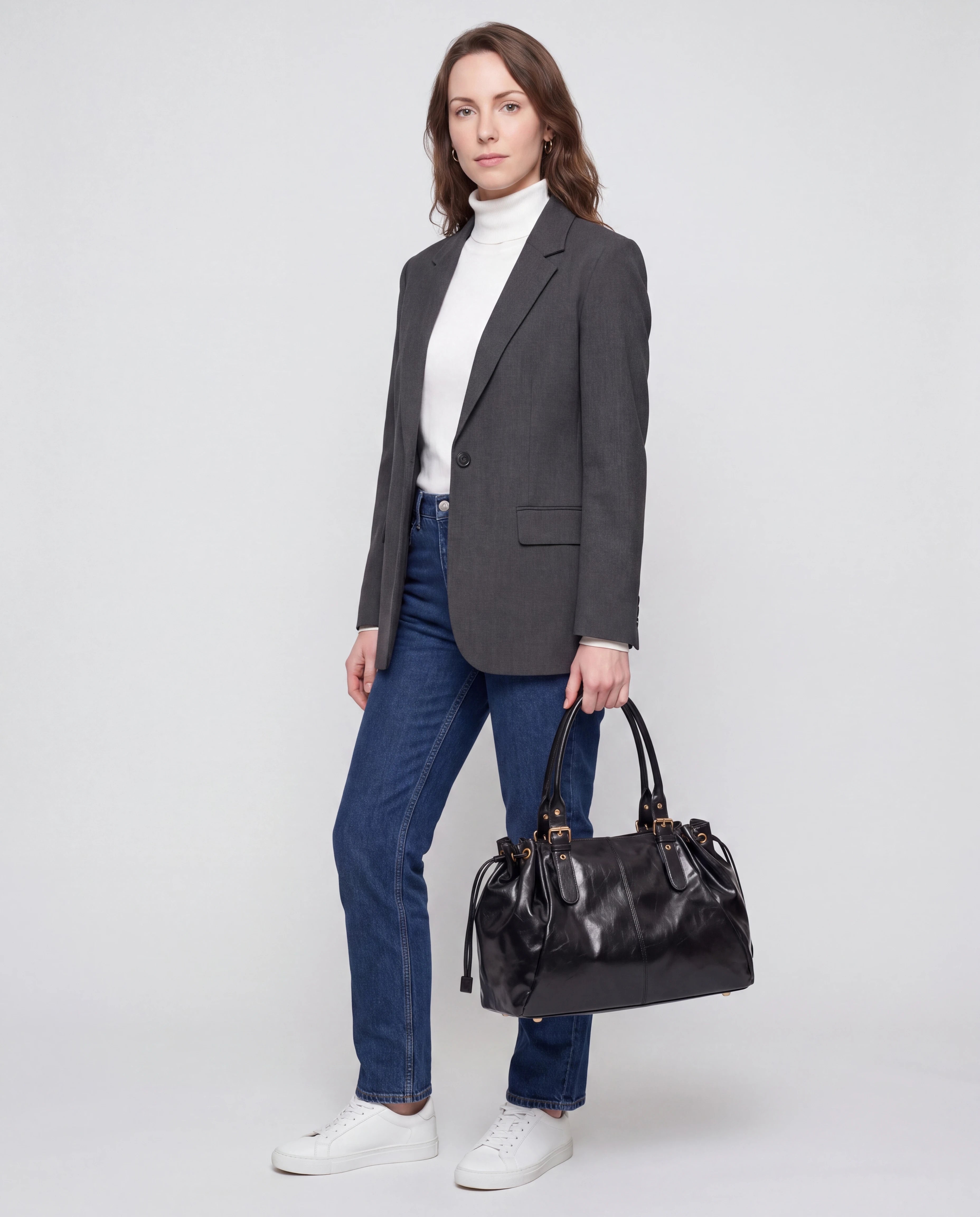 Grand sac à main de cours en simili lisse brillant Vanina coloris Noir — porté à la main par ses deux anses rondes