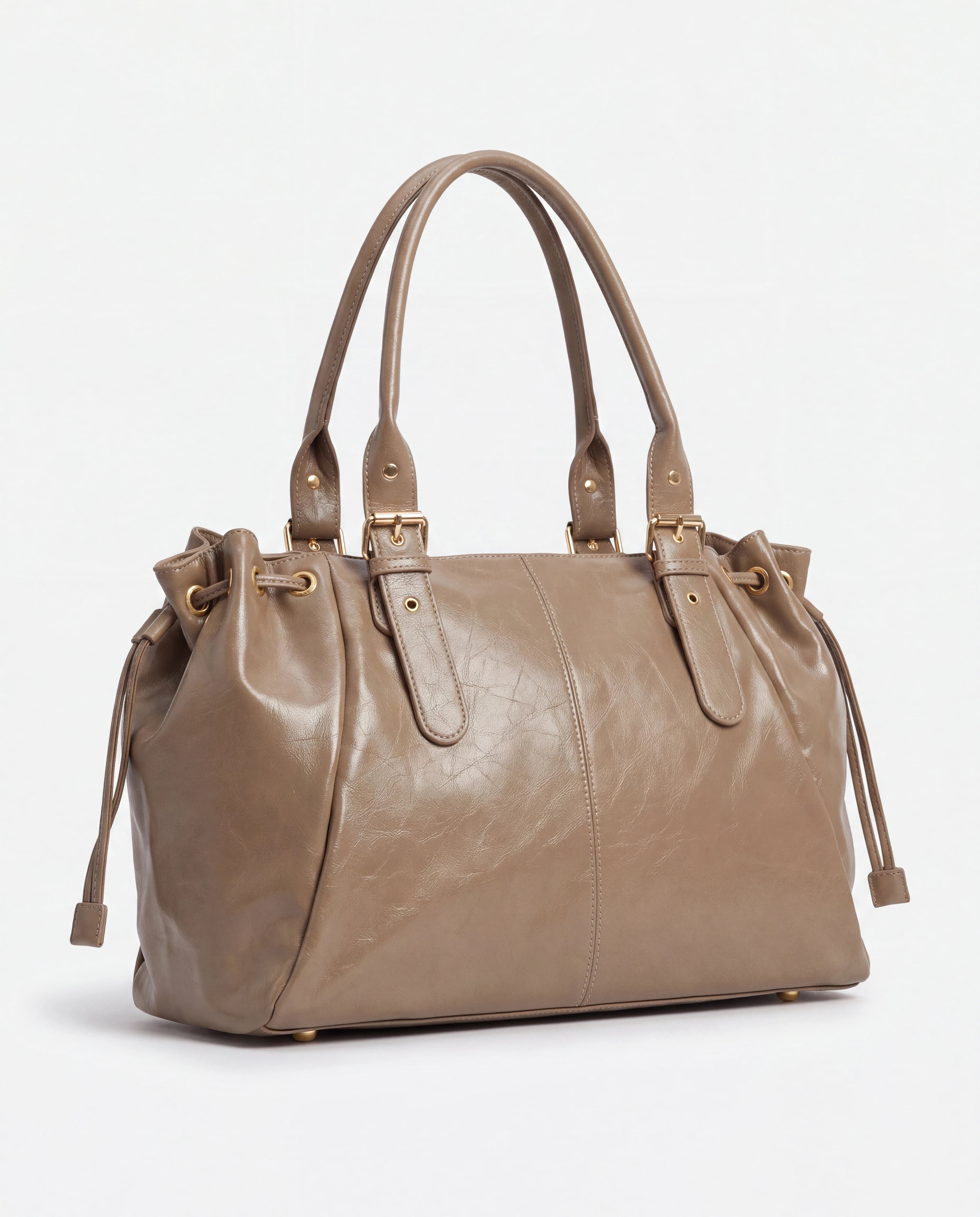 Grand sac à main de cours en simili lisse brillant Vanina coloris Taupe — vue de trois quarts sur fond studio