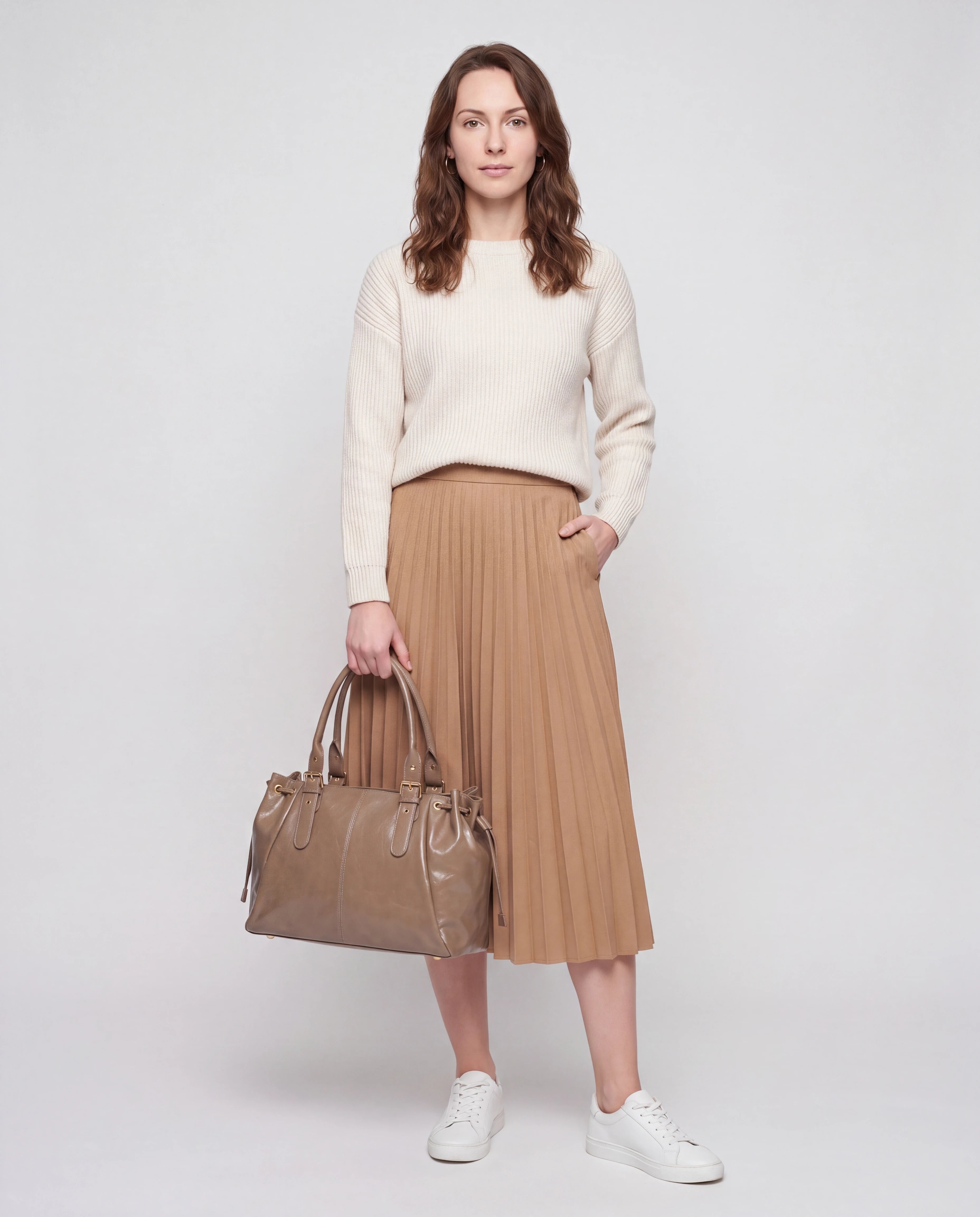 Grand sac à main de cours en simili lisse brillant Vanina coloris Taupe — porté à la main devant soi
