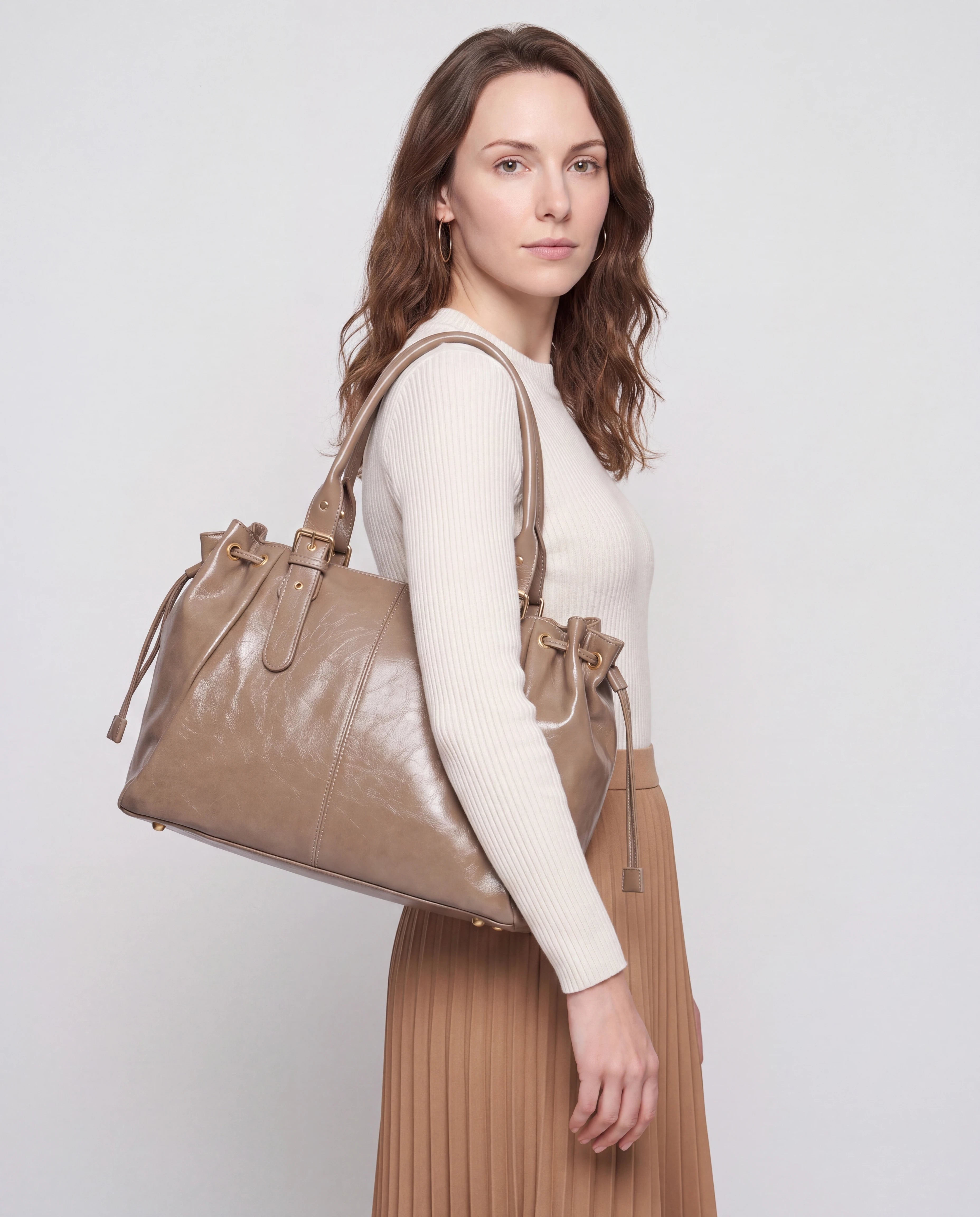 Grand sac à main de cours en simili lisse brillant Vanina coloris Taupe — porté à l'épaule, buste de trois quarts