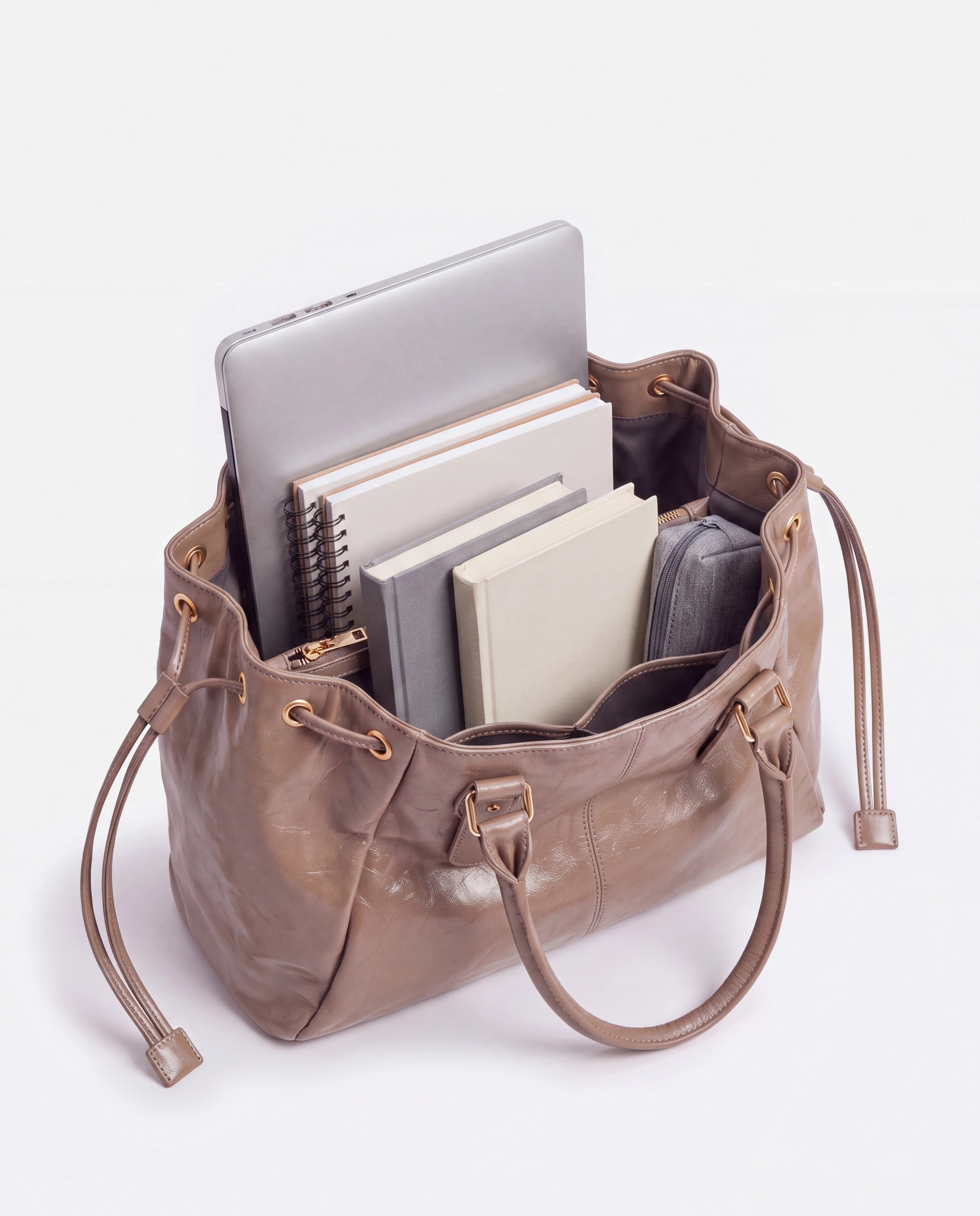 Grand sac à main de cours en simili lisse brillant Vanina coloris Taupe — intérieur avec ordinateur portable, cahiers A4 et livres