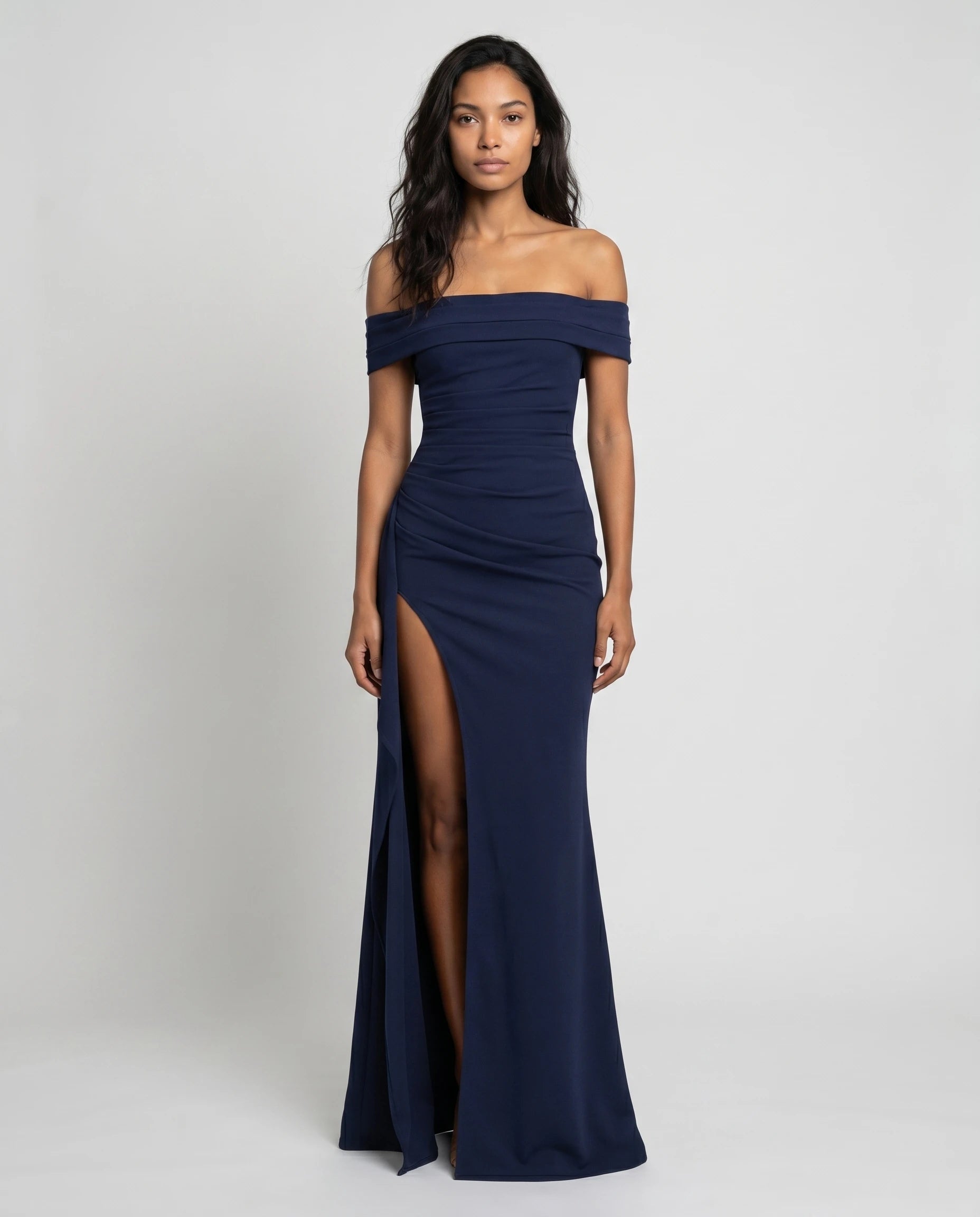 Robe longue noire bardot drapée — studio frontal diane
