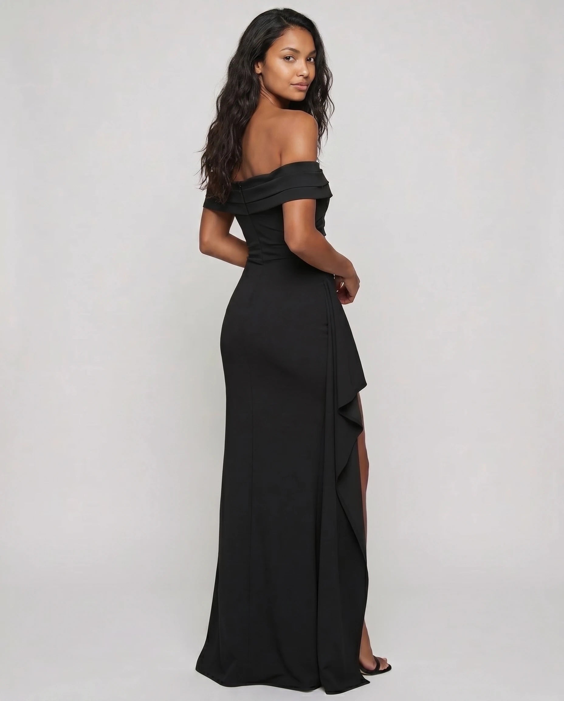 Robe longue noire bardot drapée — studio dos trois quarts diane