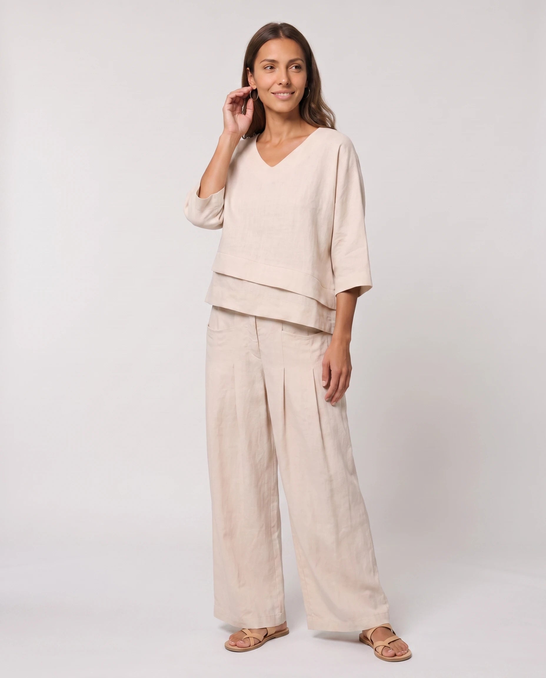 Ensemble top col V à ourlet superposé et pantalon large Isolde — Beige — vue studio pose