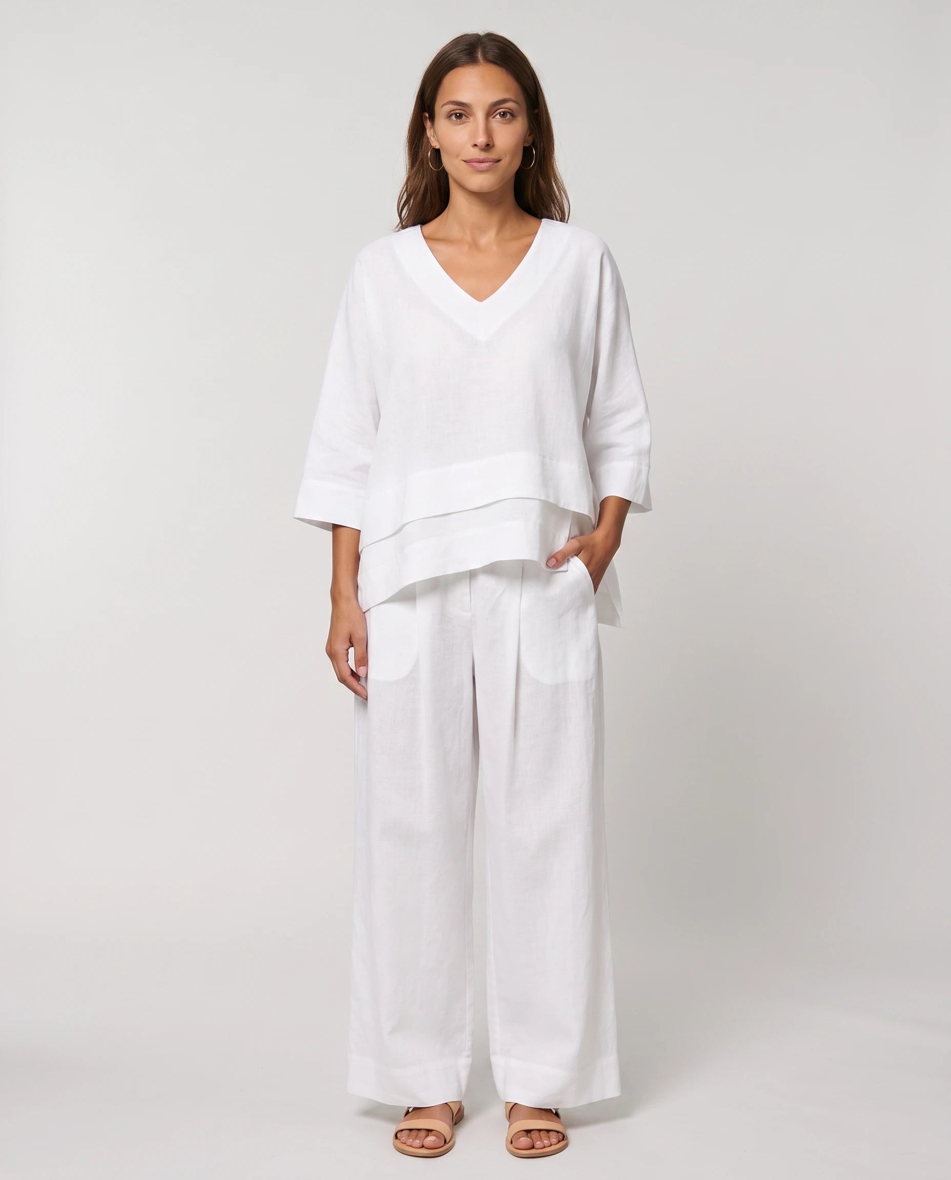 Ensemble top col V à ourlet superposé et pantalon large Isolde — Blanc — vue face studio