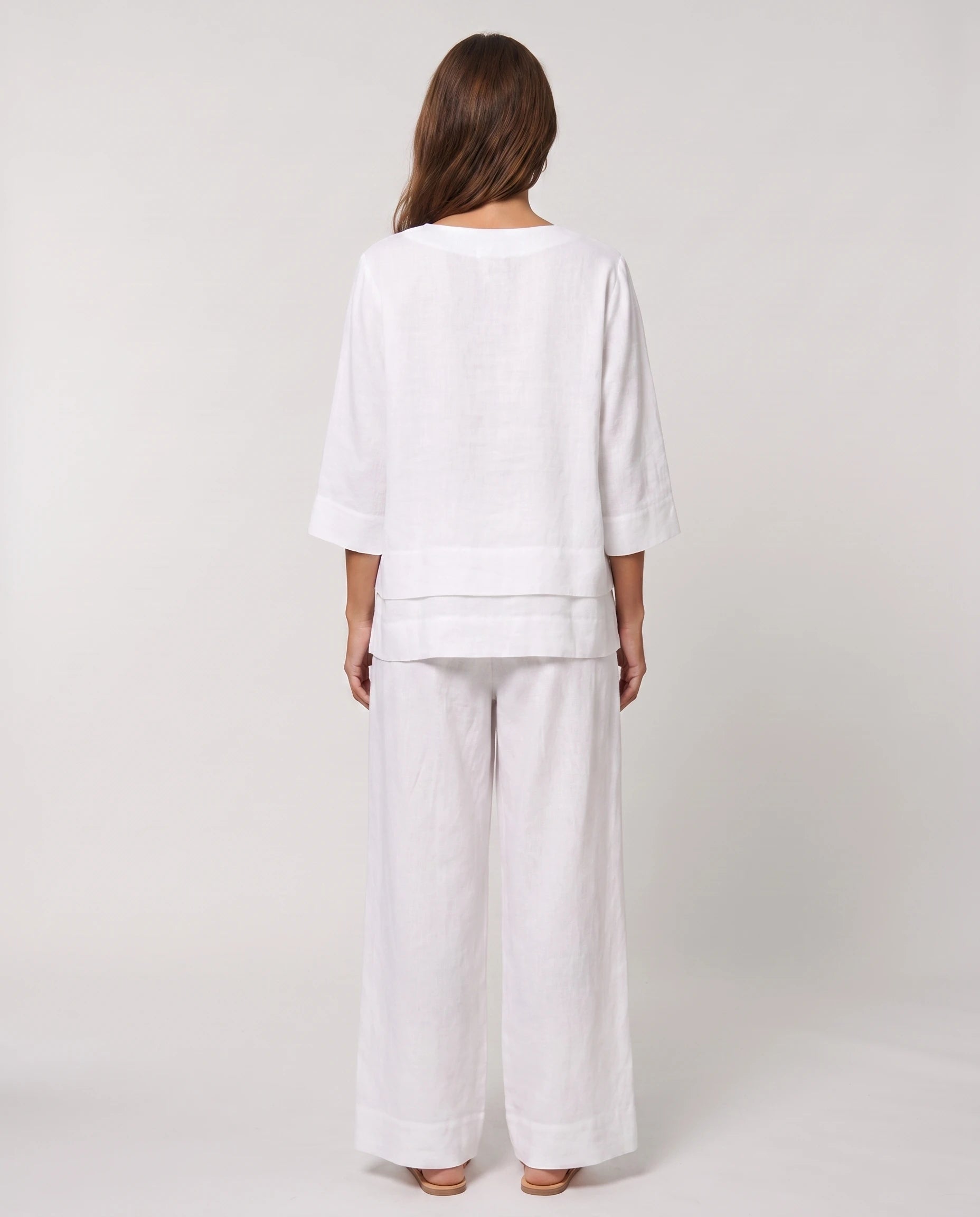 Ensemble top col V à ourlet superposé et pantalon large Isolde — Blanc — vue dos studio