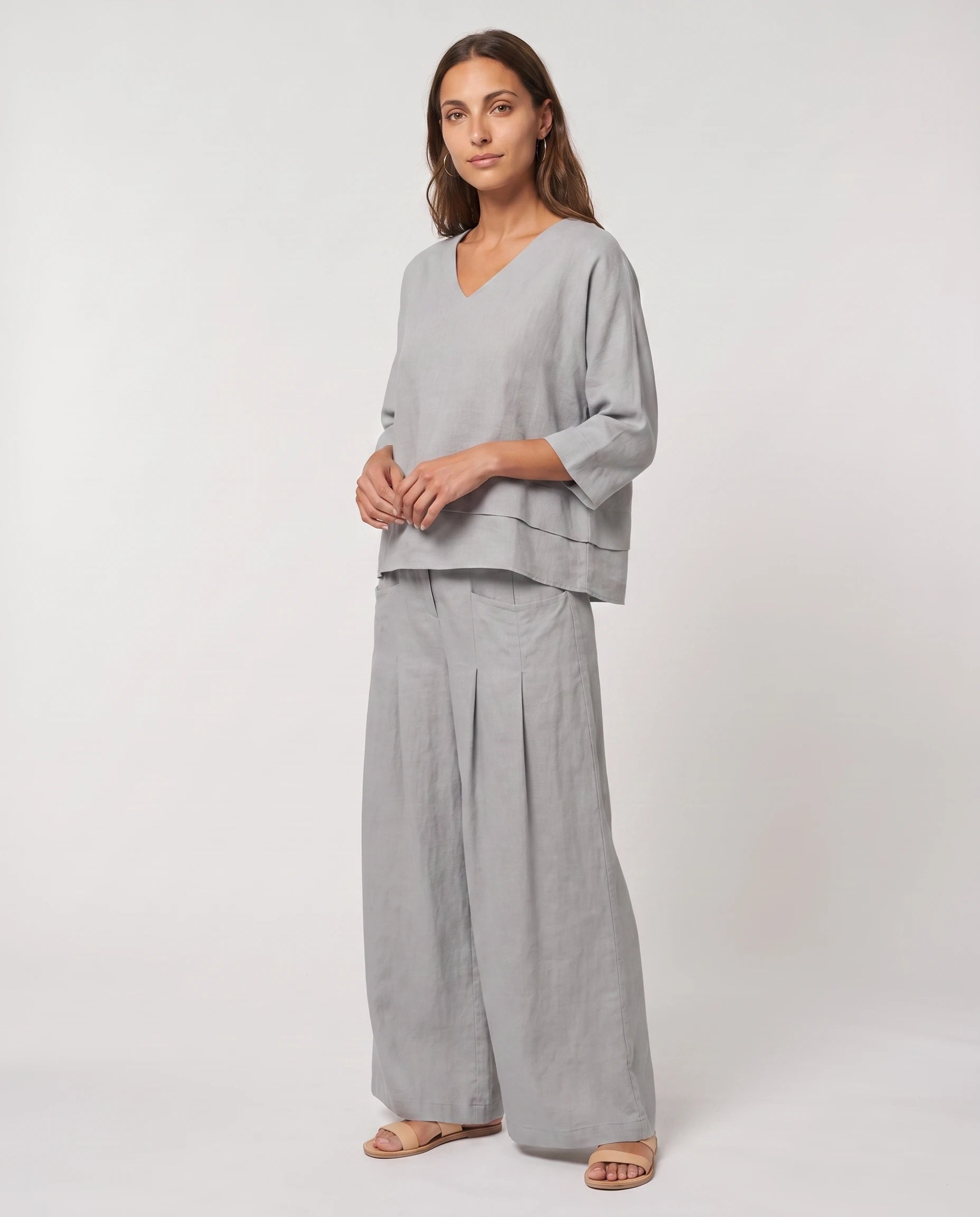 Ensemble top col V à ourlet superposé et pantalon large Isolde — Gris — vue studio pose
