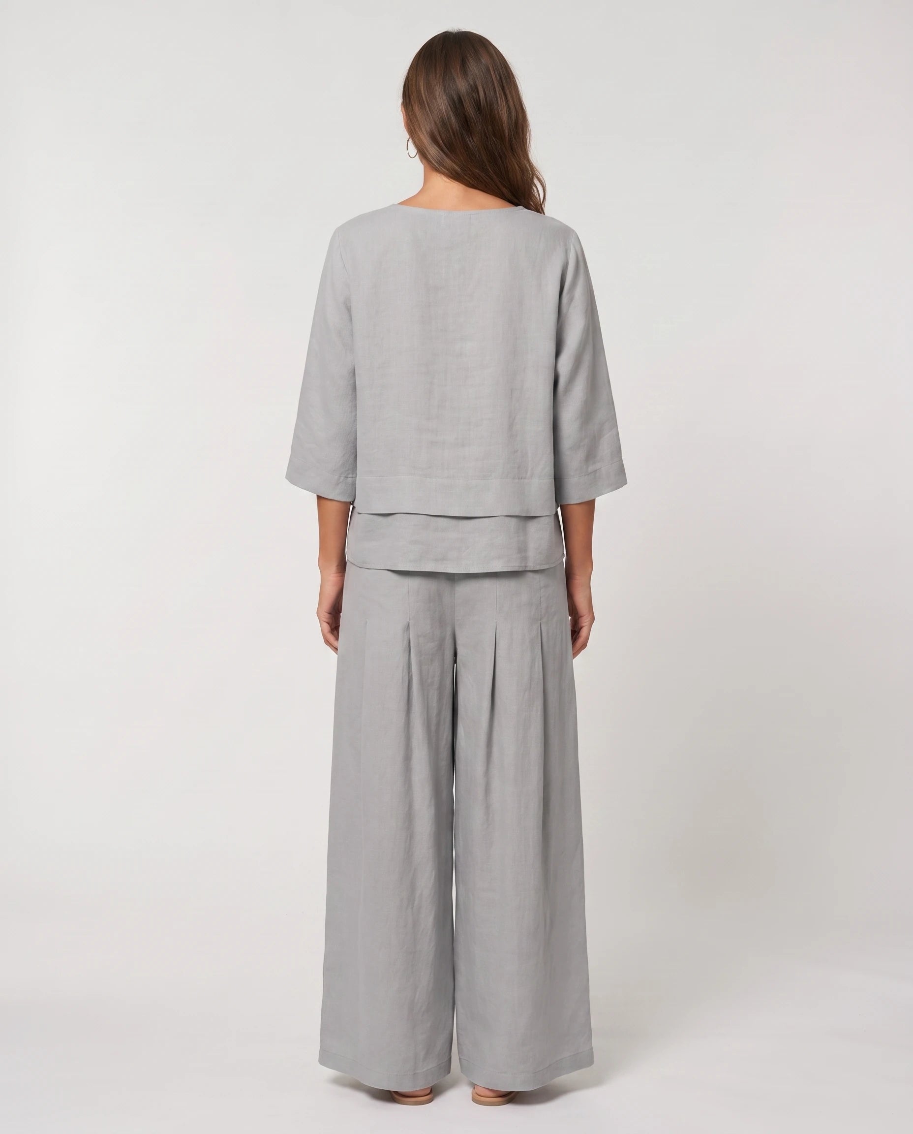 Ensemble top col V à ourlet superposé et pantalon large Isolde — Gris — vue dos studio