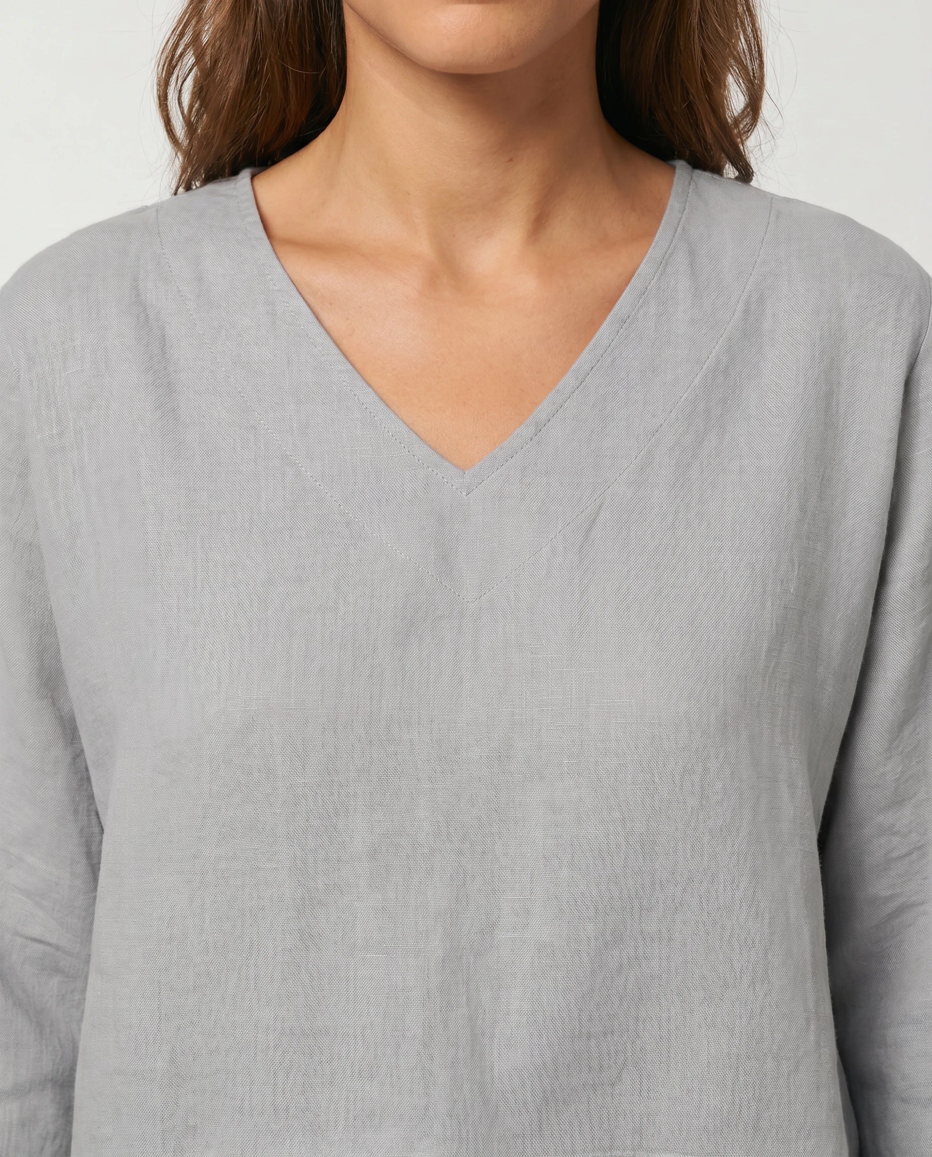 Ensemble top col V à ourlet superposé et pantalon large Isolde — Gris — détail col V et ourlet superposé