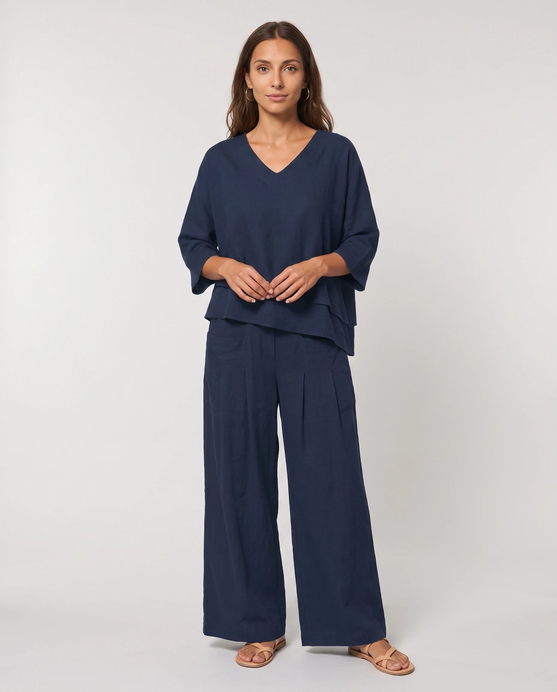 Ensemble top col V à ourlet superposé et pantalon large Isolde — Bleu Marine — vue face studio