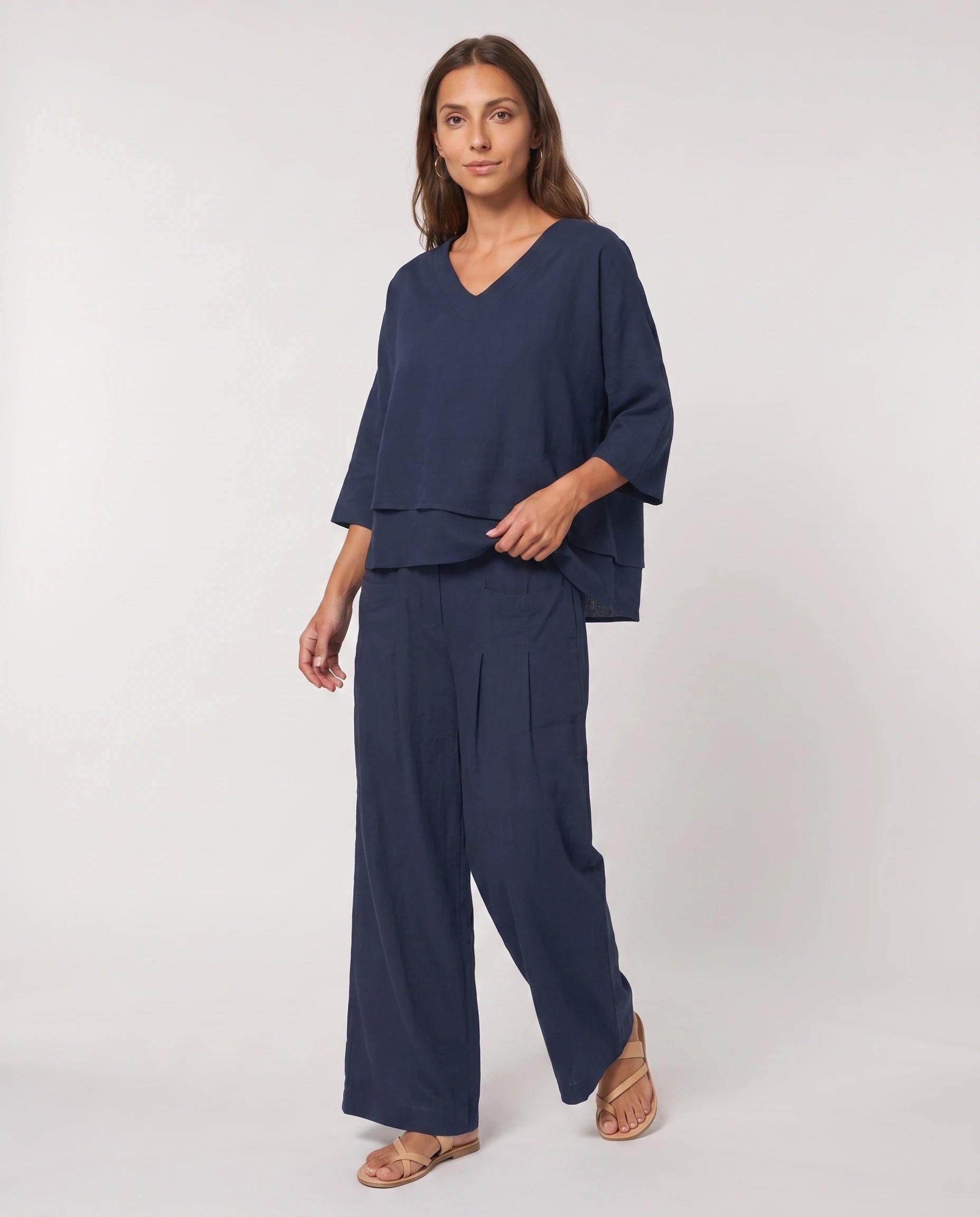 Ensemble top col V à ourlet superposé et pantalon large Isolde — Bleu Marine — vue studio pose