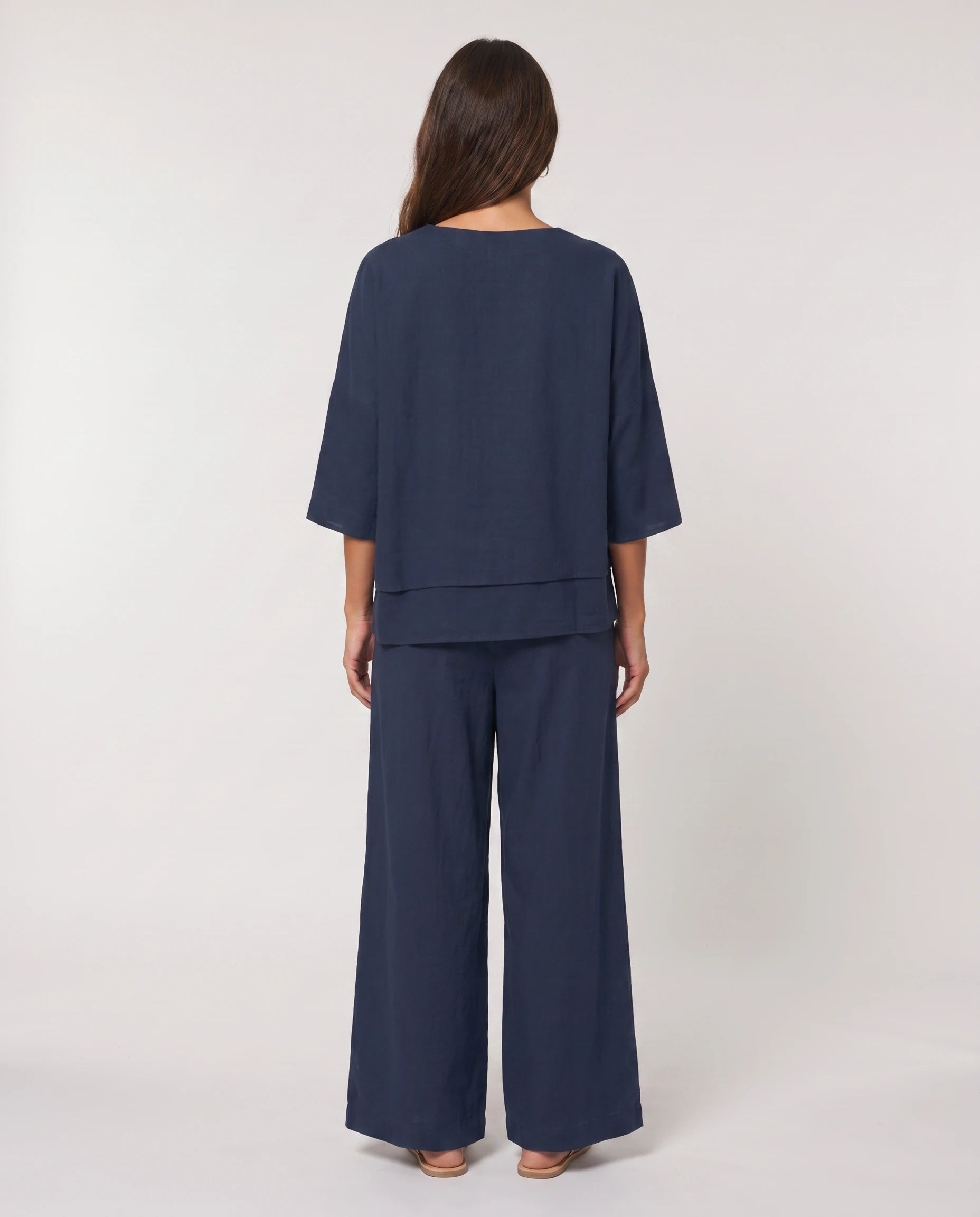 Ensemble top col V à ourlet superposé et pantalon large Isolde — Bleu Marine — vue dos studio