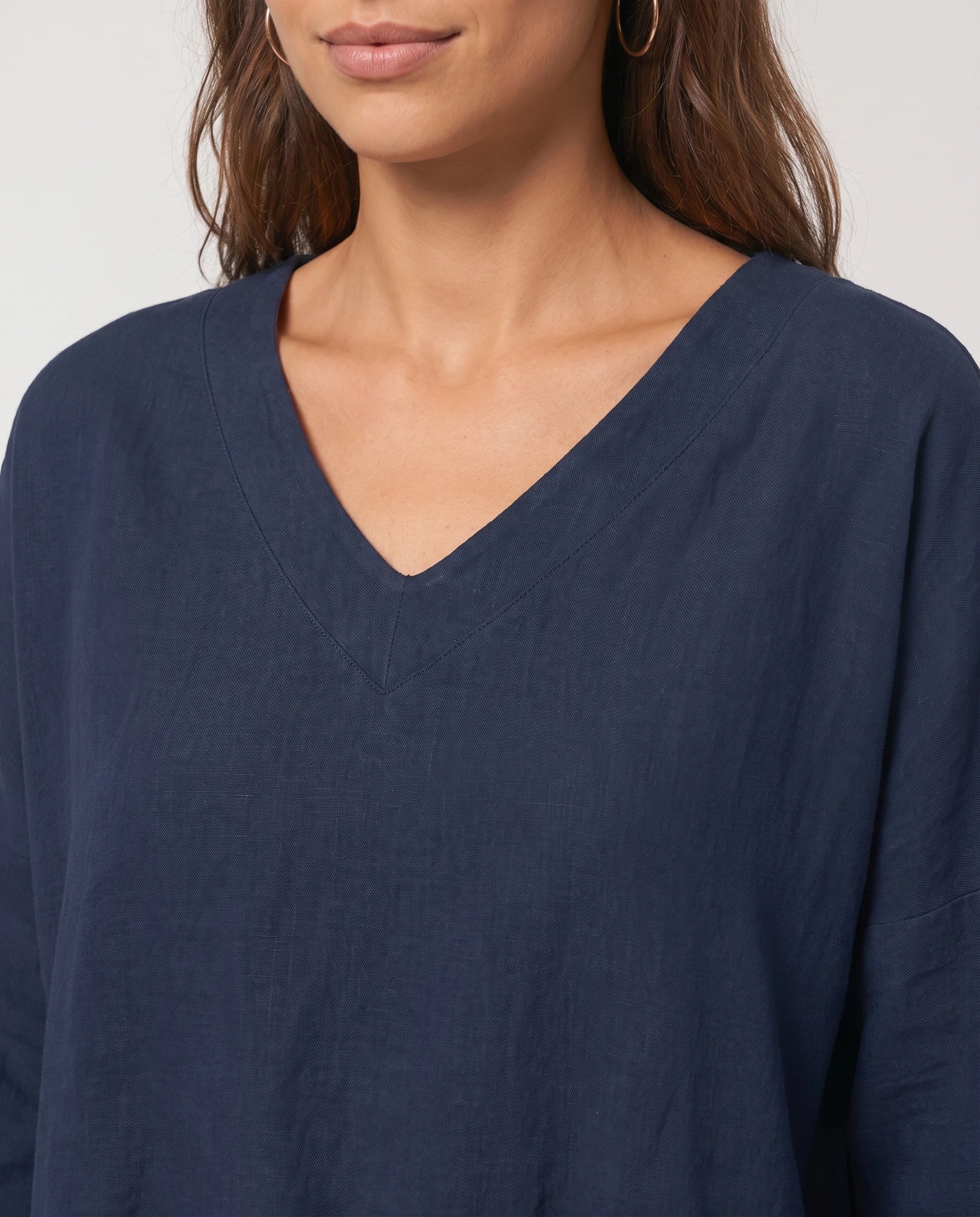 Ensemble top col V à ourlet superposé et pantalon large Isolde — Bleu Marine — détail col V et ourlet superposé